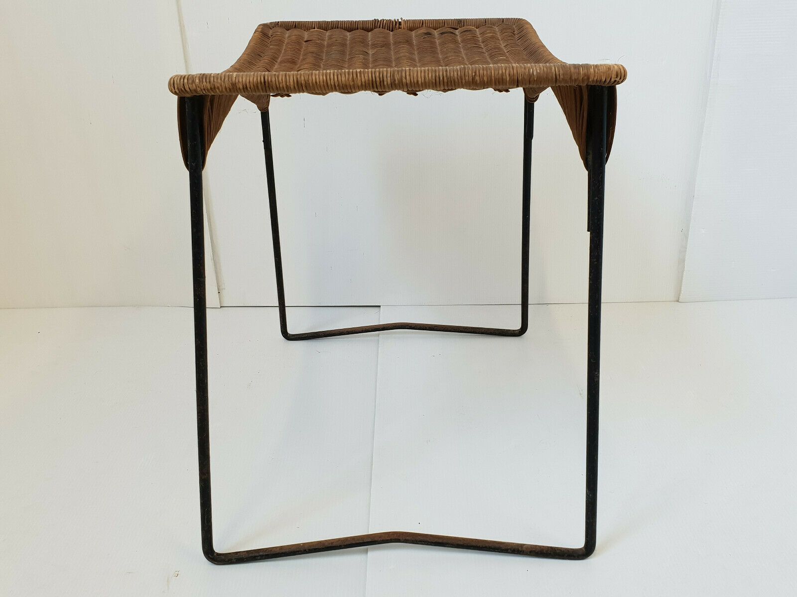 photo furniture Vintage Kruk, Ca. Jaren 1950, Door Raoul Guys Voor Airborne, In Rotan En Staal