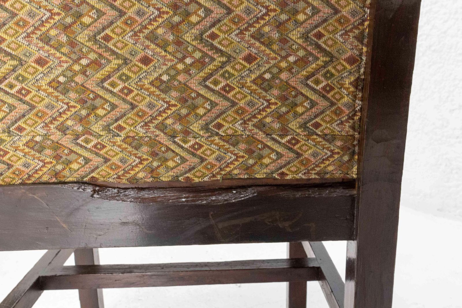881.45 Quatre fauteuils marocains Art déco en pin sculpté, vers 1930 photo