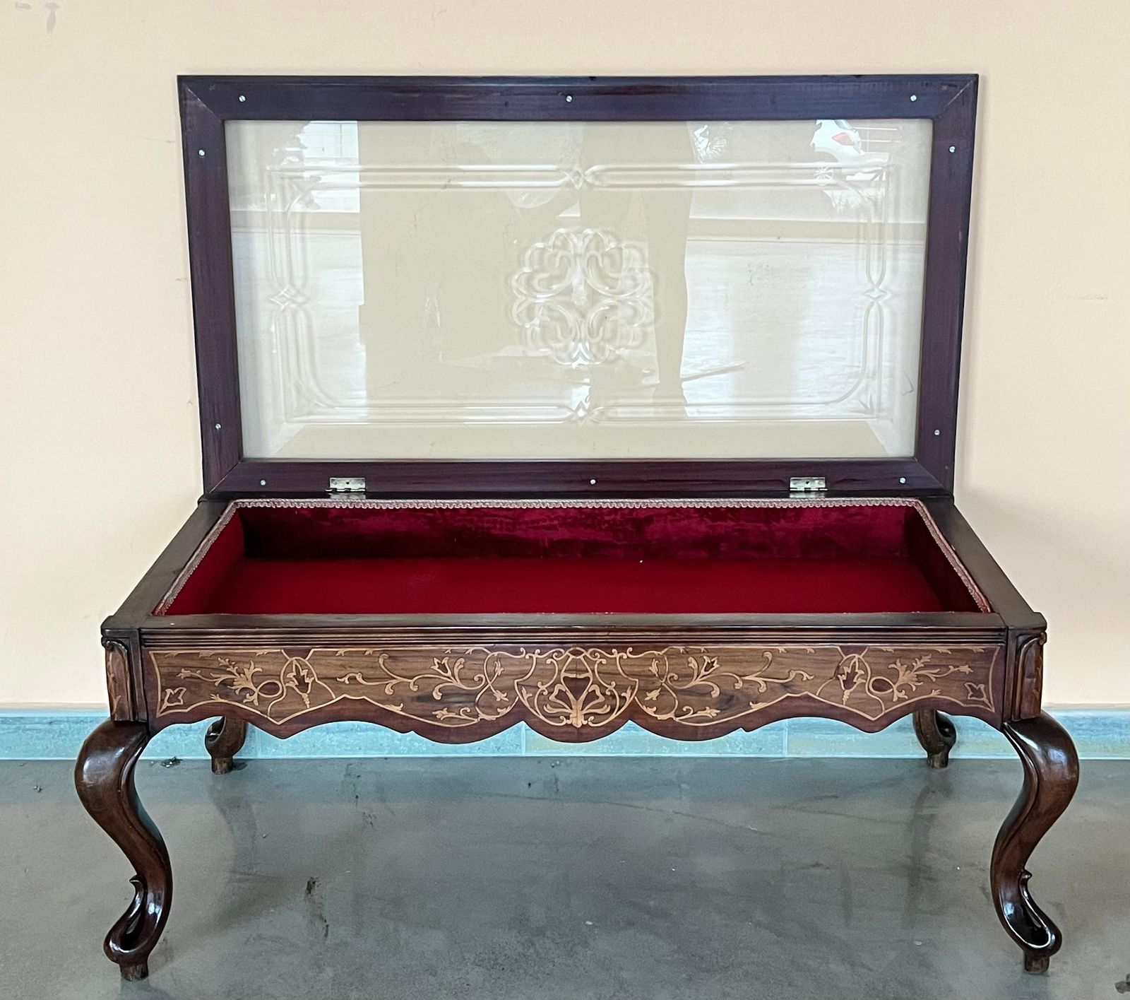 Table basse vitrine de style victorien, XXe siècle photo furniture
