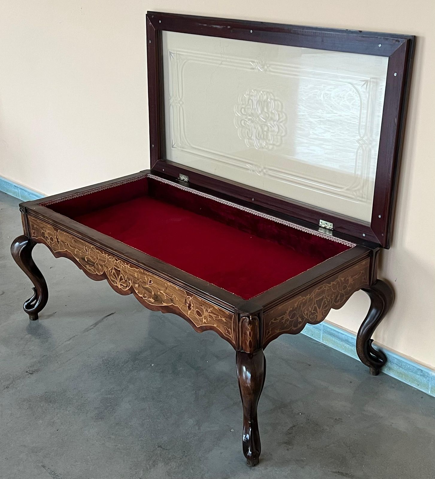 Table basse vitrine de style victorien, XXe siècle photo vintage
