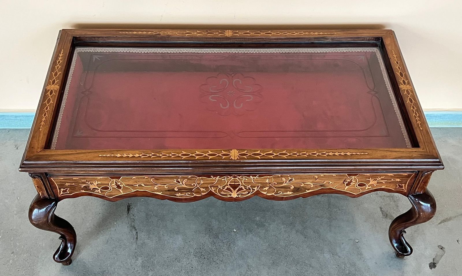 photo furniture Table basse vitrine de style victorien, XXe siècle