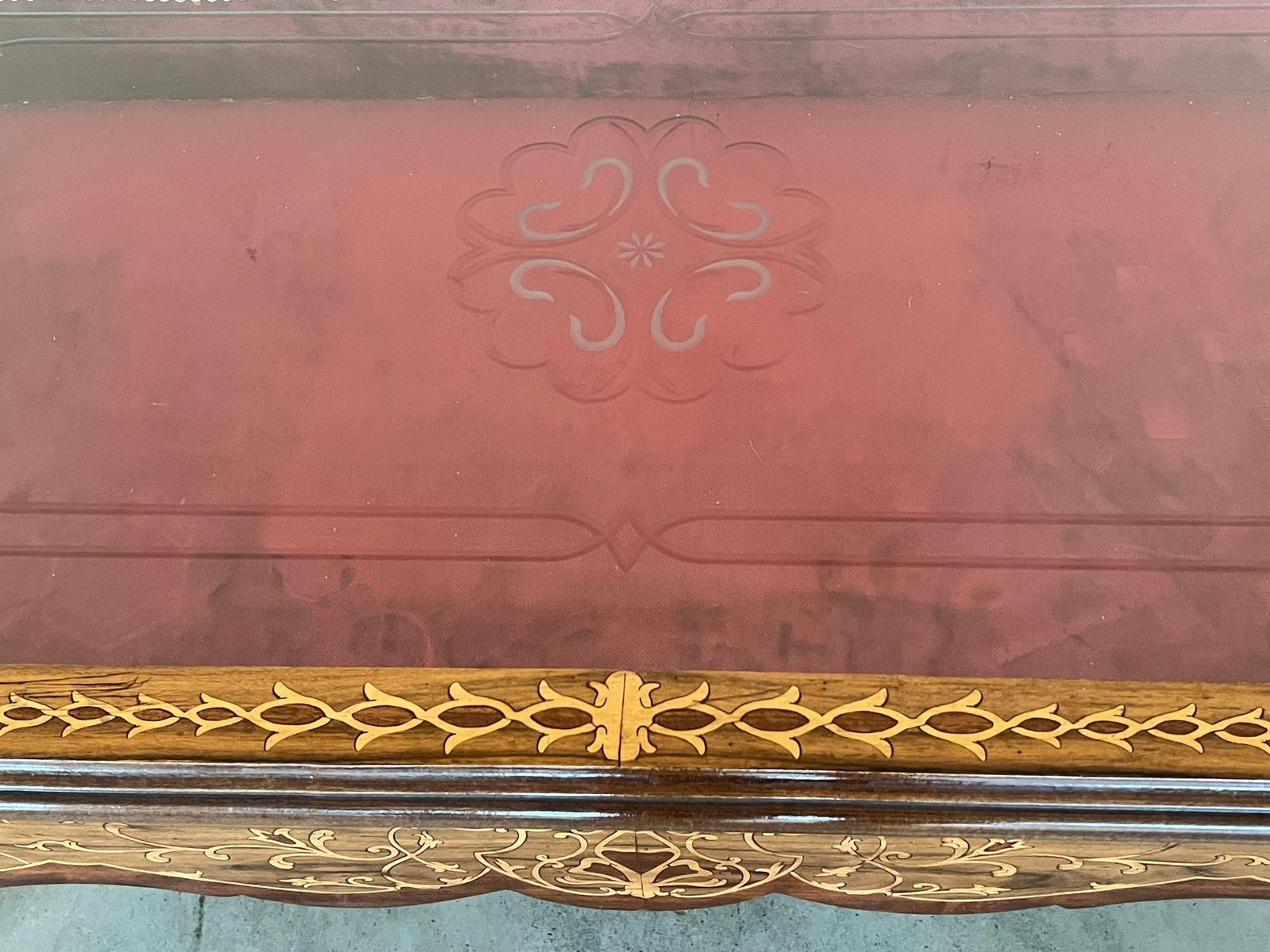 Mobilier Table basse vitrine de style victorien, XXe siècle photo