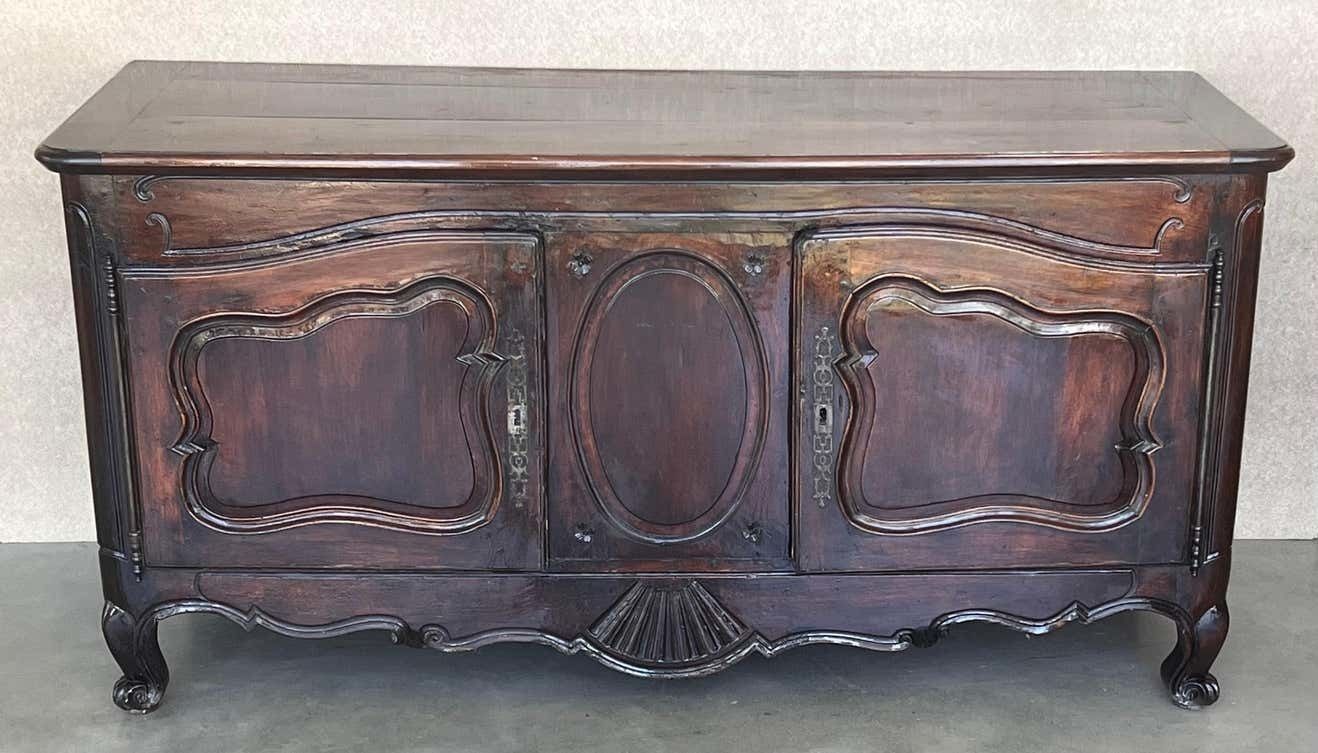 Grand buffet d'époque en noyer sculpté, de style provincial français photo vinterior