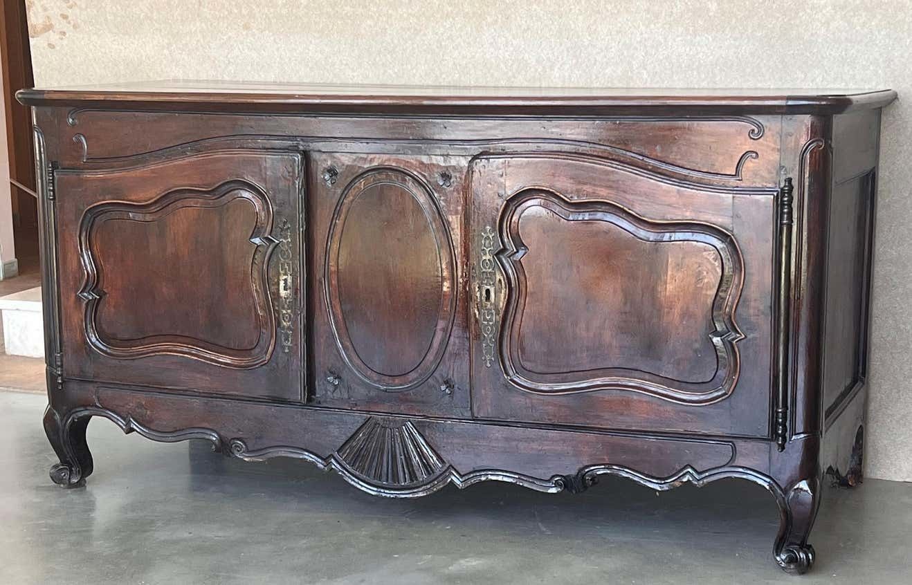 Grand buffet d'époque en noyer sculpté, de style provincial français photo buy