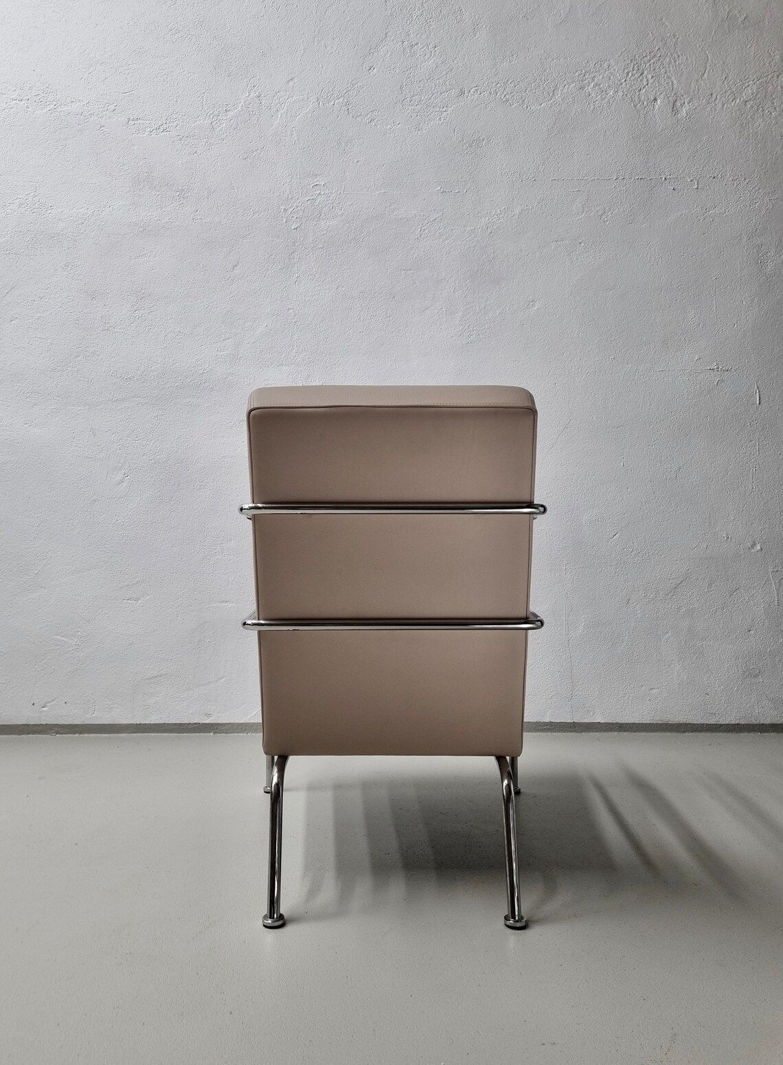 photo buy 2 Lederen Chromen Lounge Stoelen | Cinema | Gunilla Allard | Lammhults | Zweden | Jaren 1990