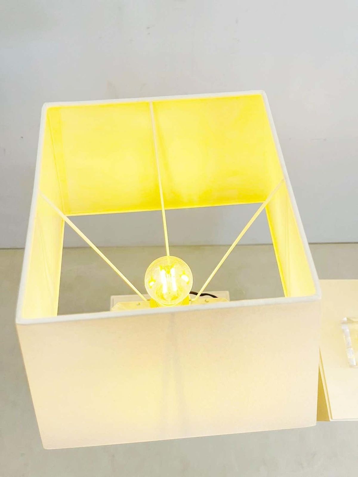 photo vintage Pair Of Mid Century Plexiglass Table Lamp With Lampshade   Italy 1970s