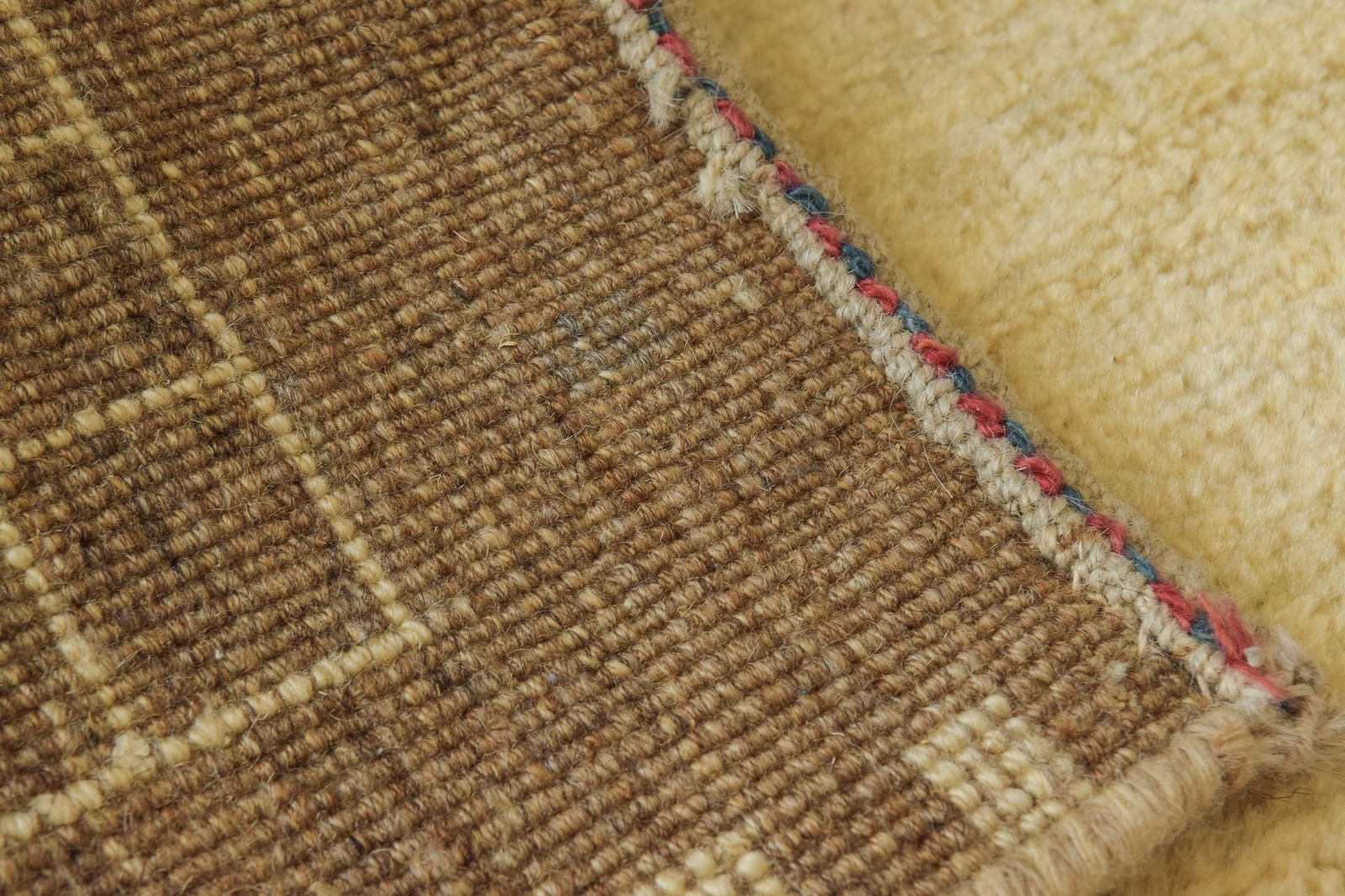 Modernistisch handgeweven beige vloerkleed, midden 20e eeuw photo vintage