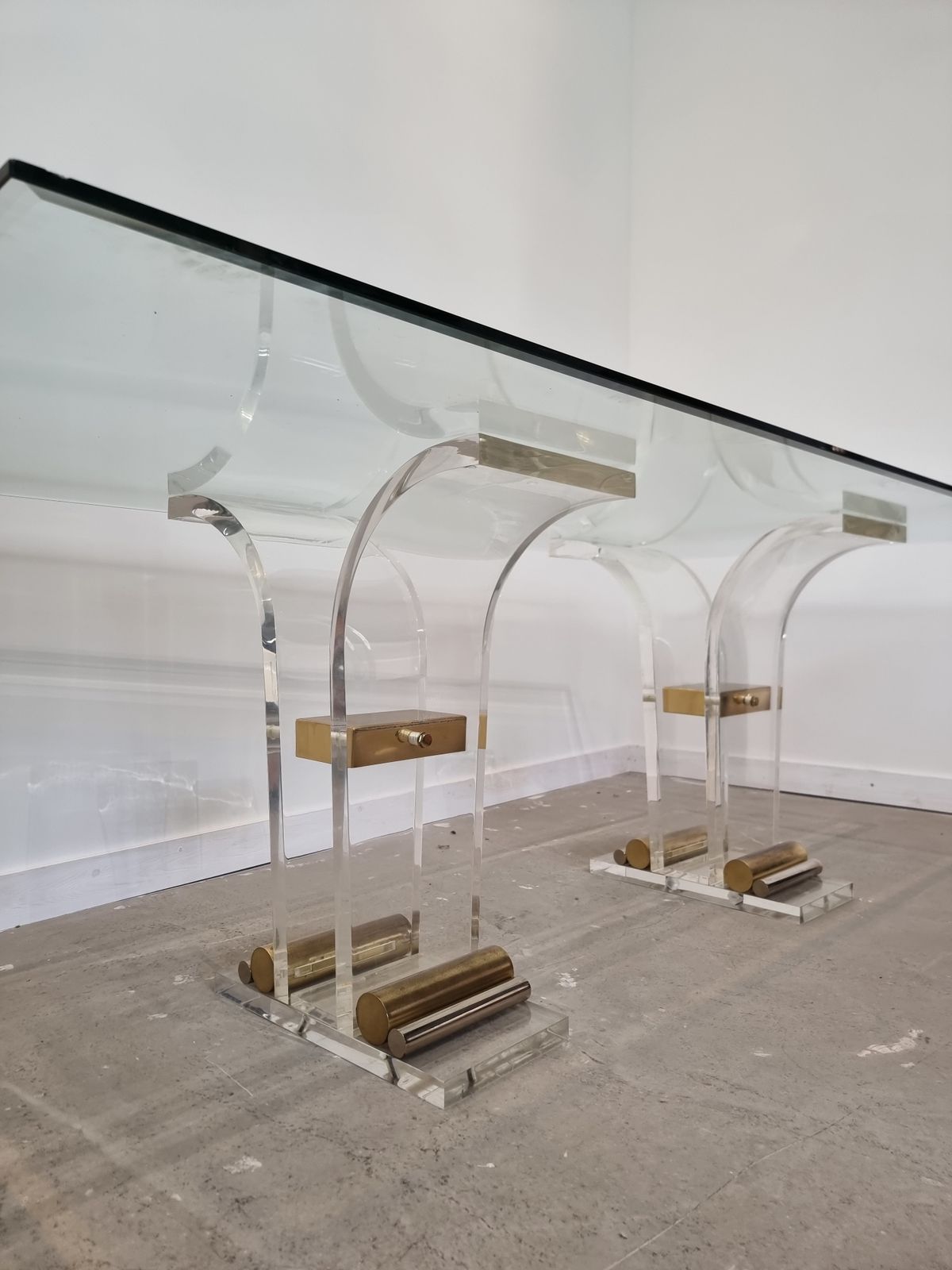 Charles Hollis Jones Messing En Lucite Eettafel photo for sale