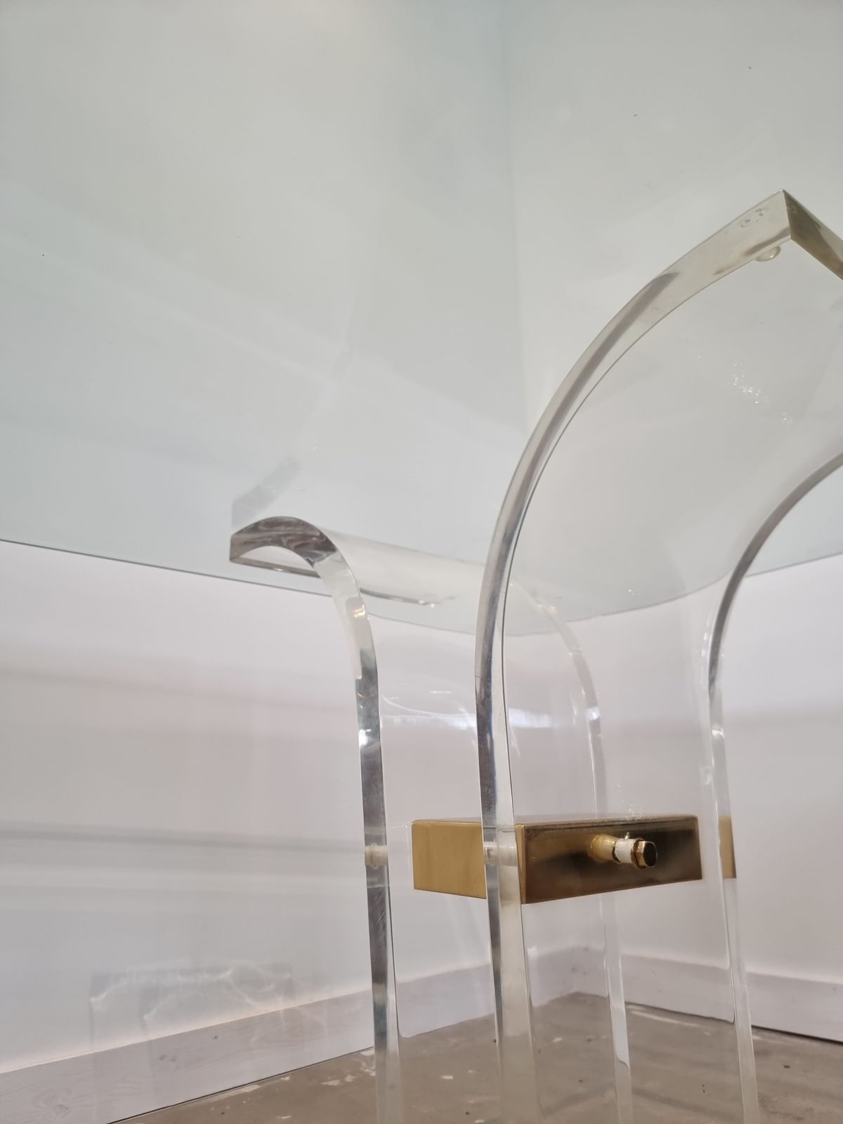 photo furniture Charles Hollis Jones Messing En Lucite Eettafel