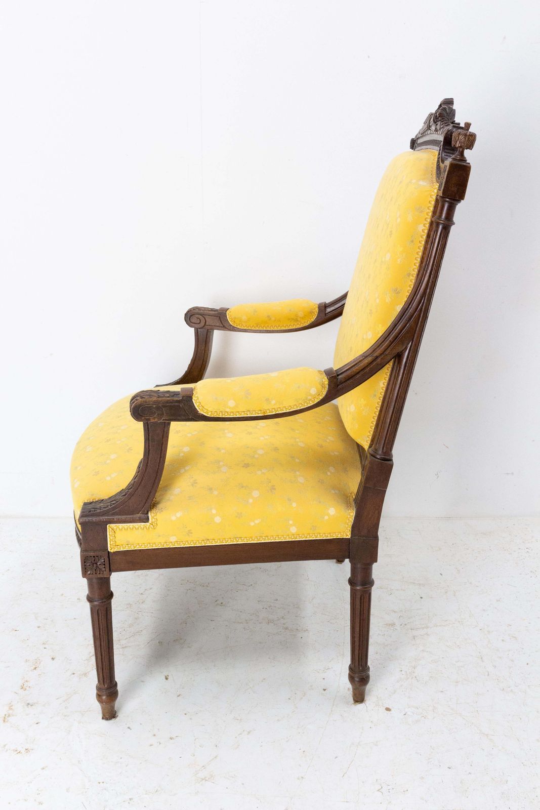 Fauteuil Louis XVI en noyer, style revival, France, fin du XIXe siècle, à retapisser photo 850.0