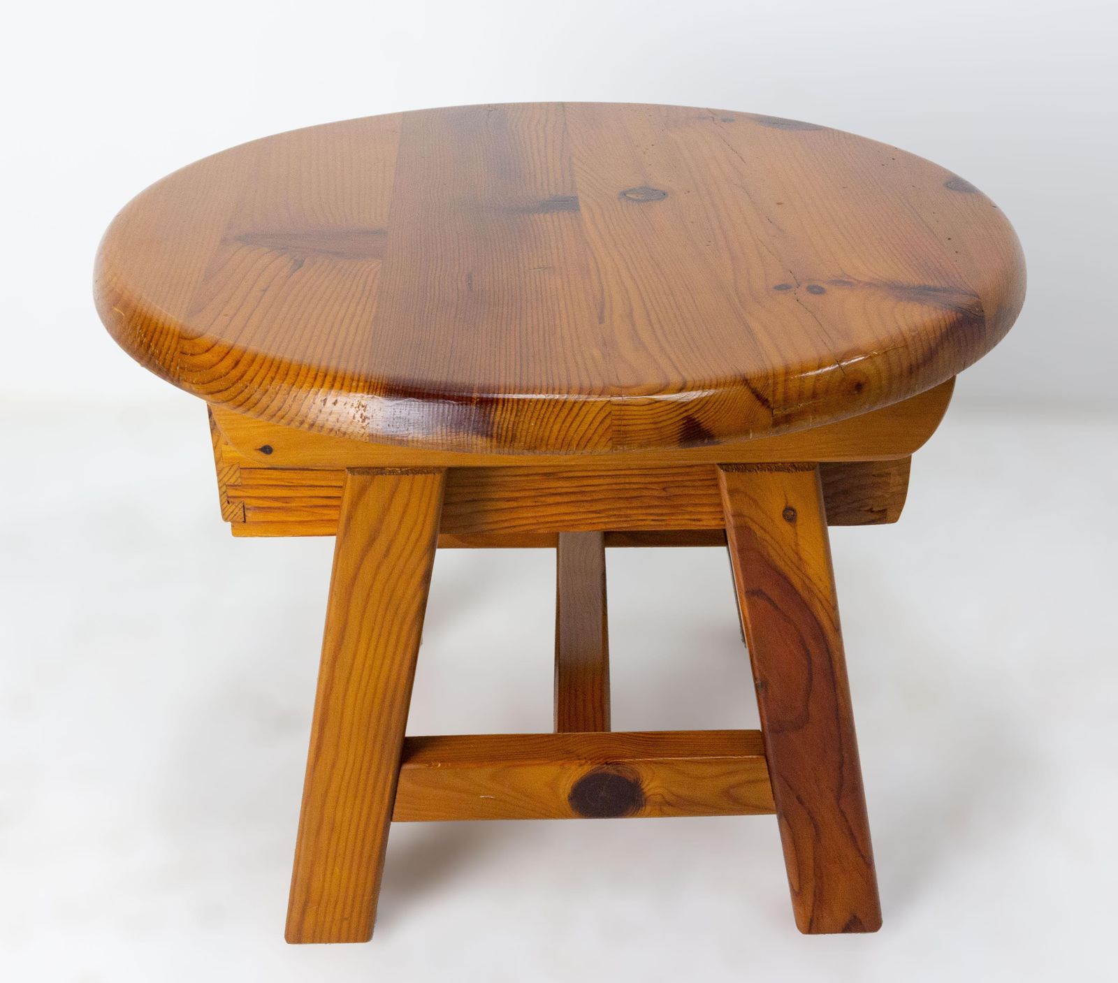 Table basse ronde française en pin avec tiroir, table de chevet, vers 1970 photo vinterior