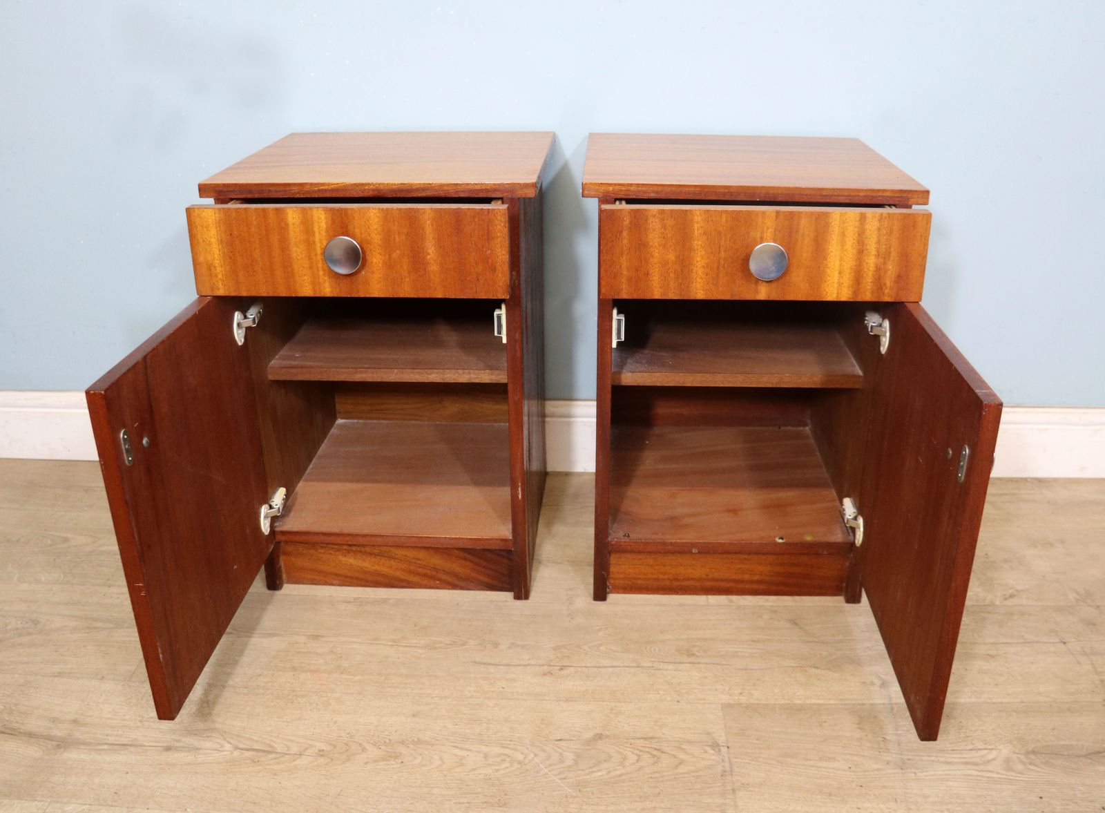 photo vinterior A Lovely Pair Of Retro Teak Veneered Bedside Cabinets.