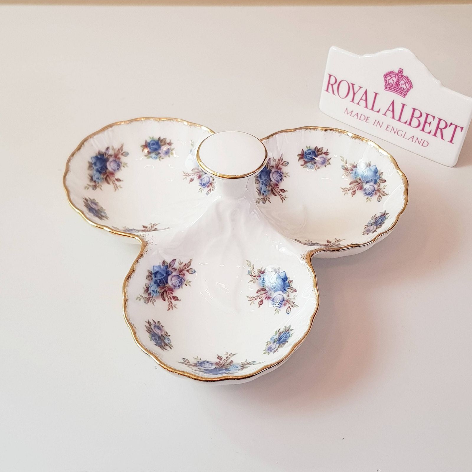 Royal Albert 'Moonlight Rose' Porseleinen Bord, Moonlight Rose Trefoil Dish, Ltd 1987 photo furniture