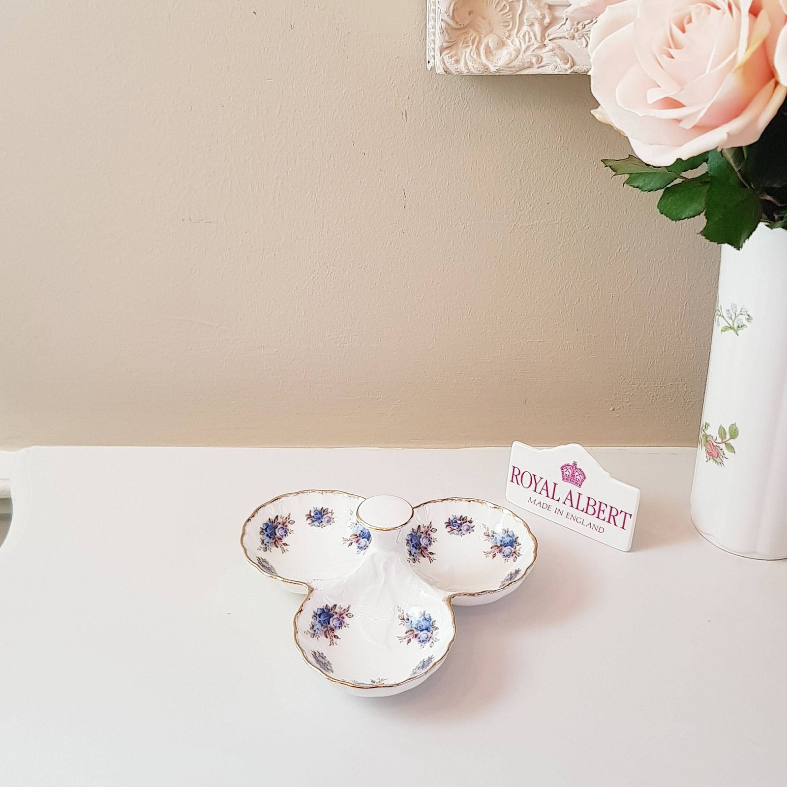 Royal Albert 'Moonlight Rose' Porseleinen Bord, Moonlight Rose Trefoil Dish, Ltd 1987 photo for sale