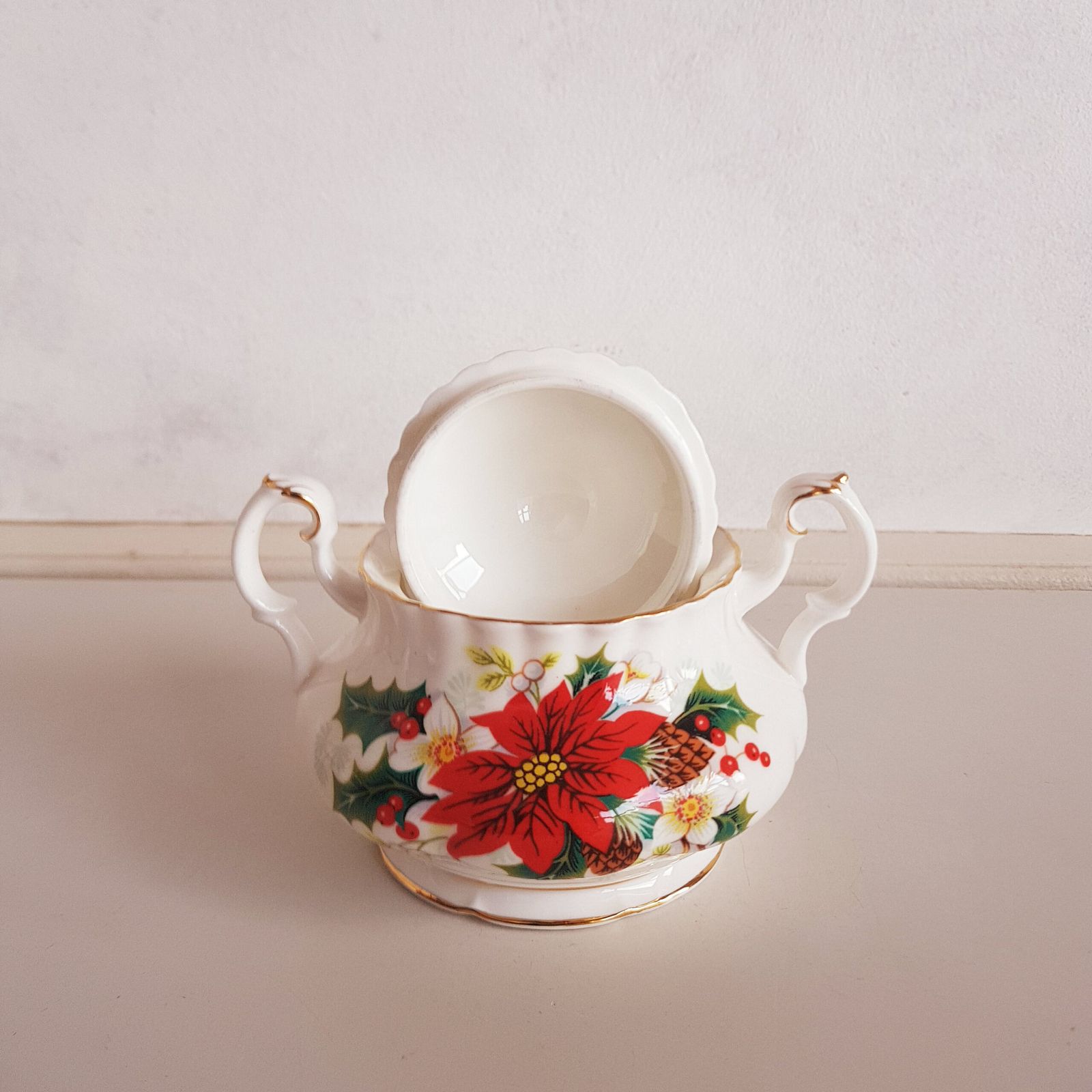 Royal Albert 'Poinsettia' Suikerpot Met Deksel En Melkkannetje photo Woonaccessoires