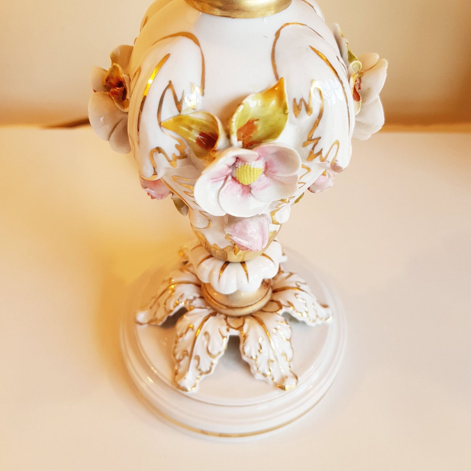 Fraai Paar Capodimonte Porseleinen Tafellampen Met Kleine Roze Rozen – Verlichting Voor Thuis, Nachtkastlampen photo 980.0