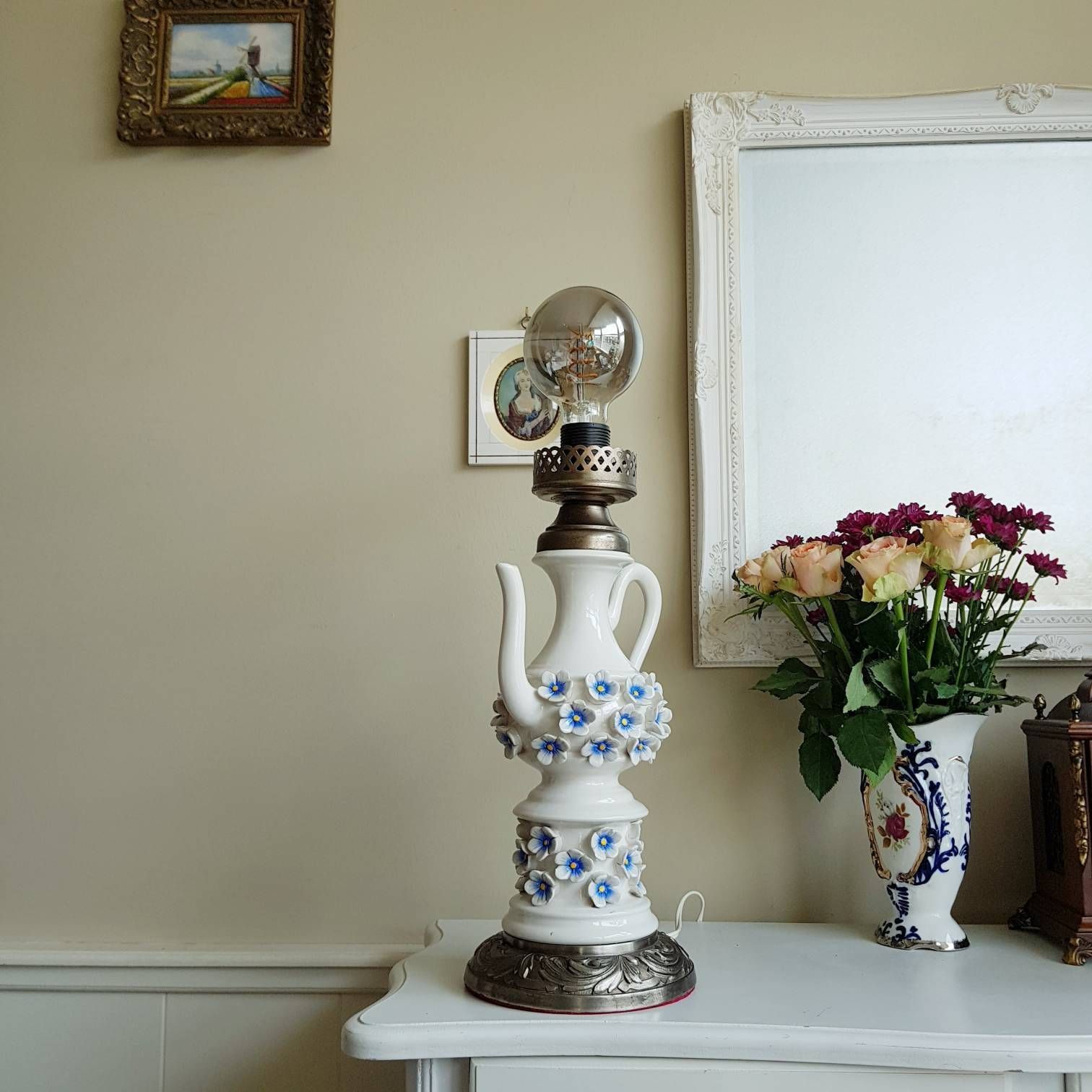 Porseleinen Tafellamp Met Bloemenmotief In Blauw, Theepotmodel, Uitstekende Staat photo furniture