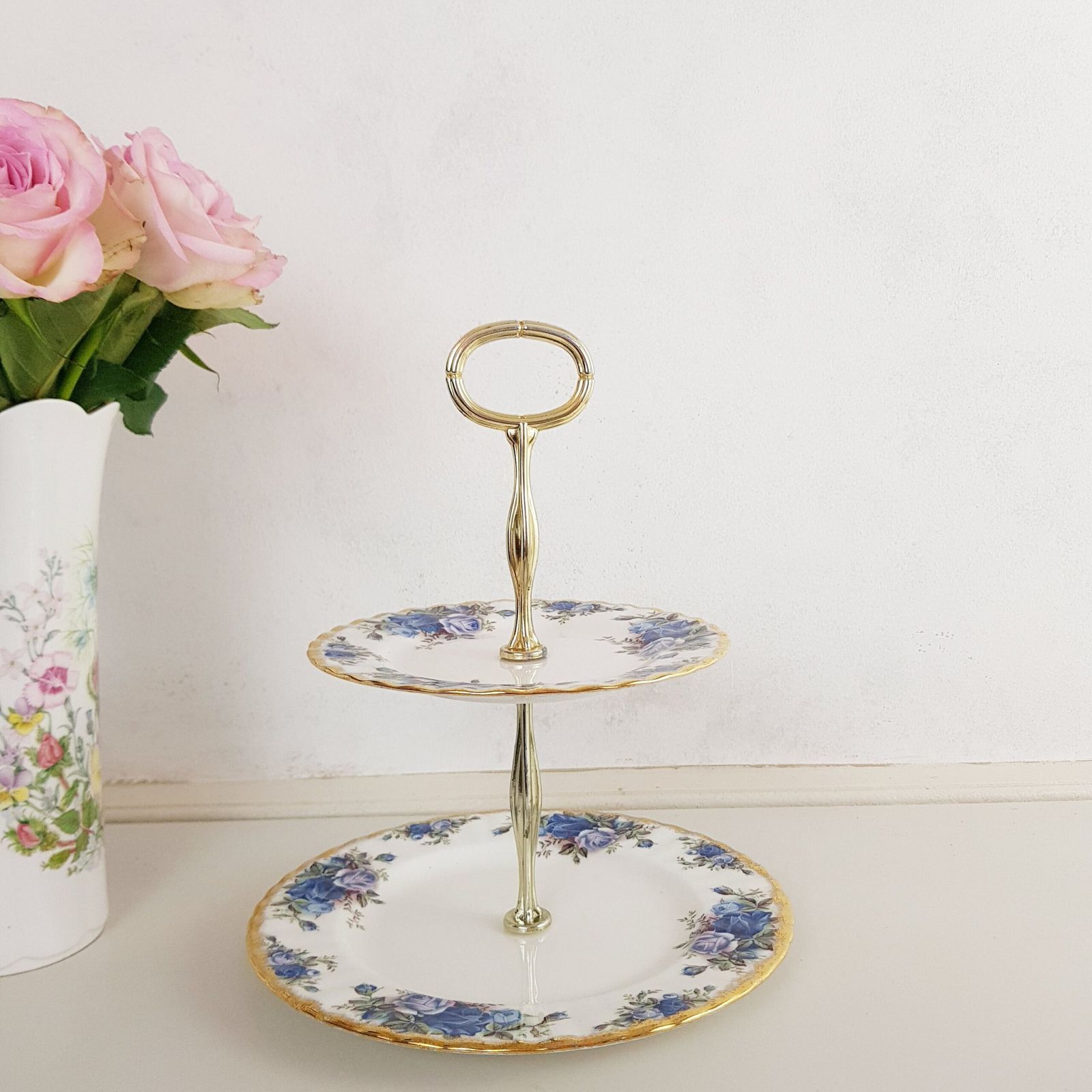 Royal Albert Moonlight Rose Taartplateau Met Twee Etages En Handvat, 1987, Gelimiteerde Oplage, Made In England photo furniture