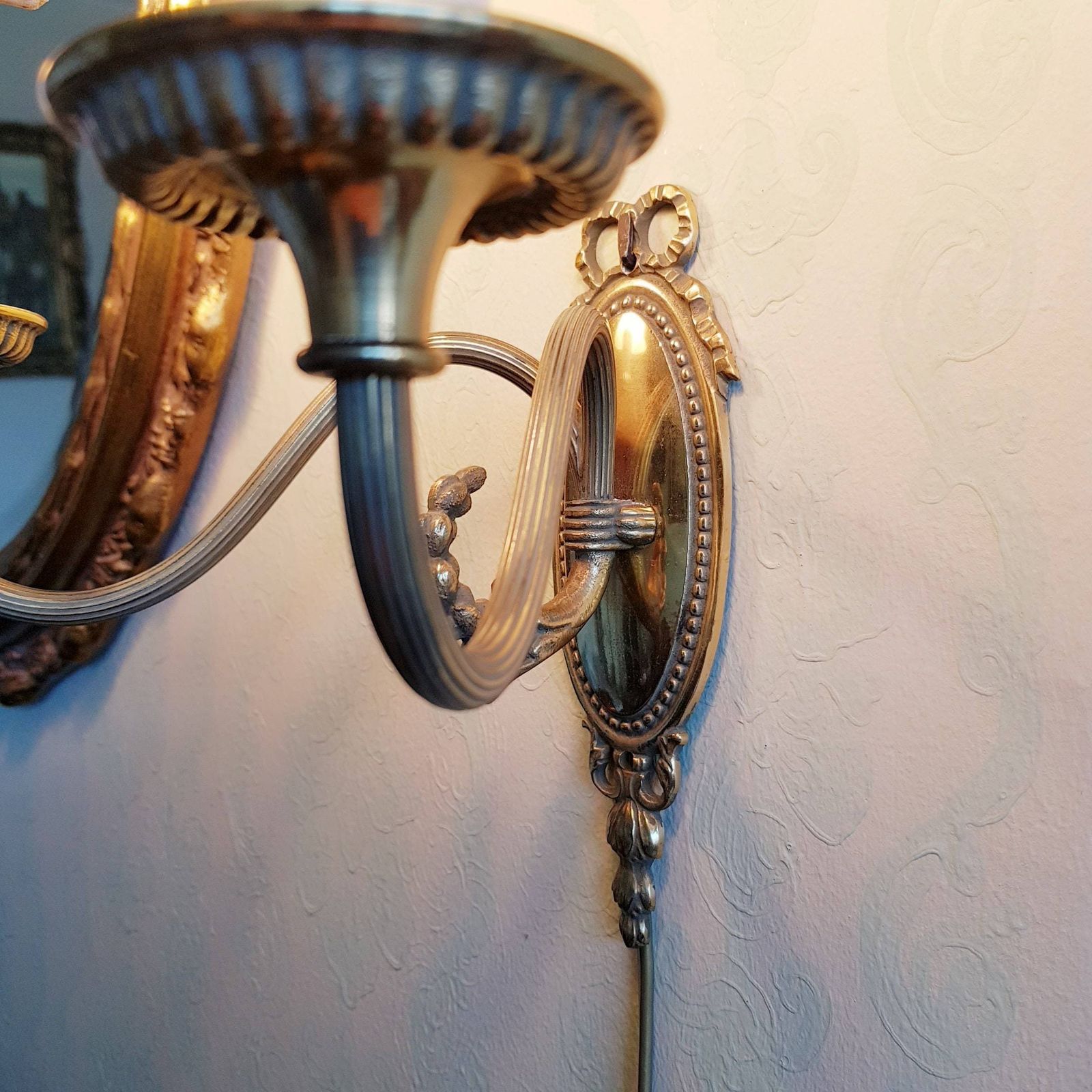 Wandlamp Met 2 Armen, Brons Met Kappen, Strikmodel, 18e Eeuwse Stijl photo vintage
