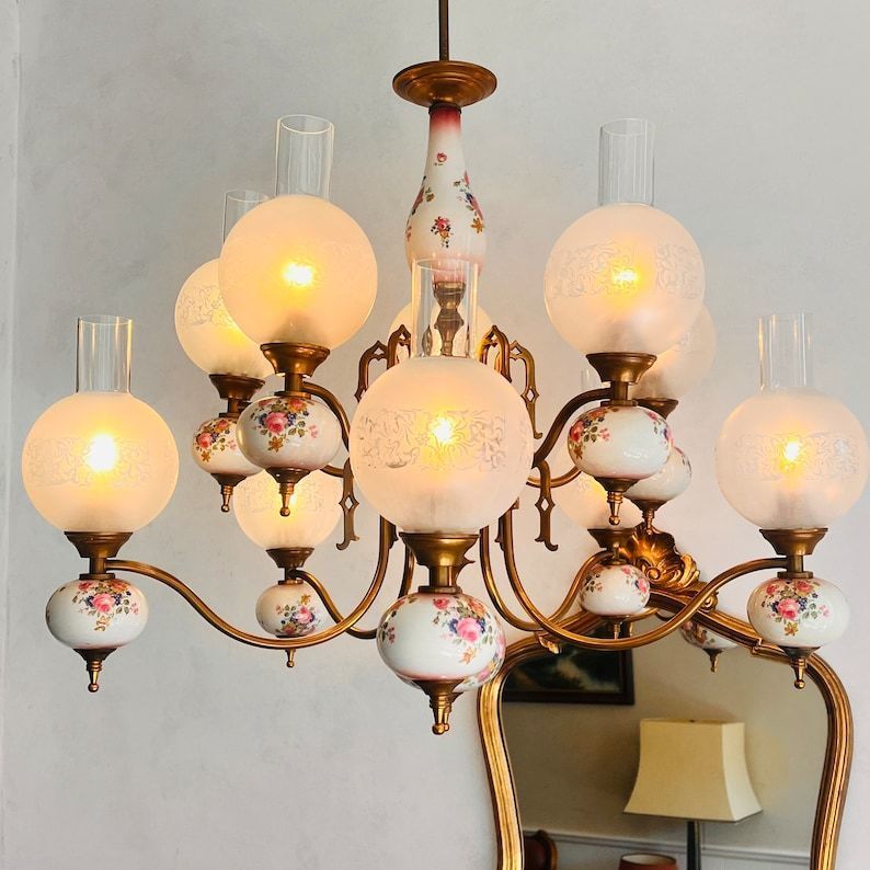 Grote Vintage Kroonluchter Met 10 Lichten Van Porselein Met Matglazen Bollen photo for sale