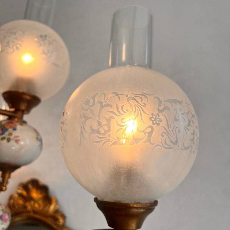 photo furniture Grote Vintage Kroonluchter Met 10 Lichten Van Porselein Met Matglazen Bollen
