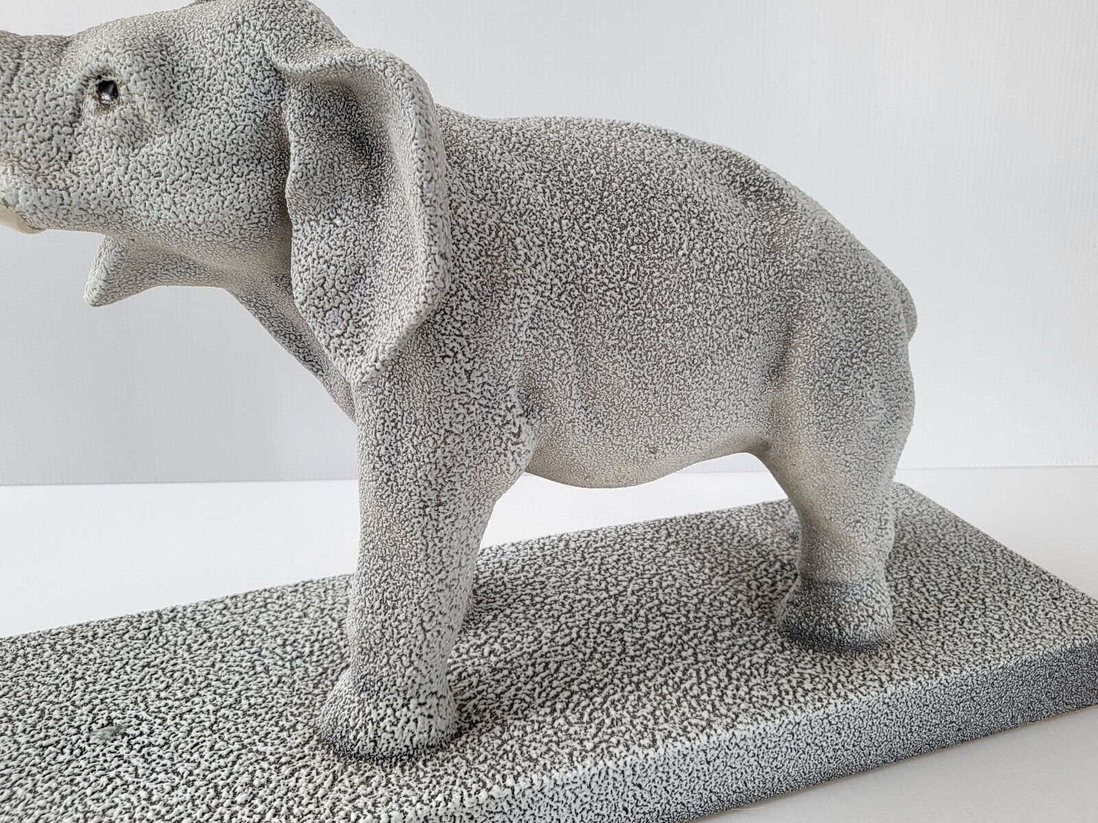 Bijzonder Vintage Olifant Uit De Jaren 1960 In Sèvres Keramiek Met Parelmoer Crispée Afwerking photo vinterior