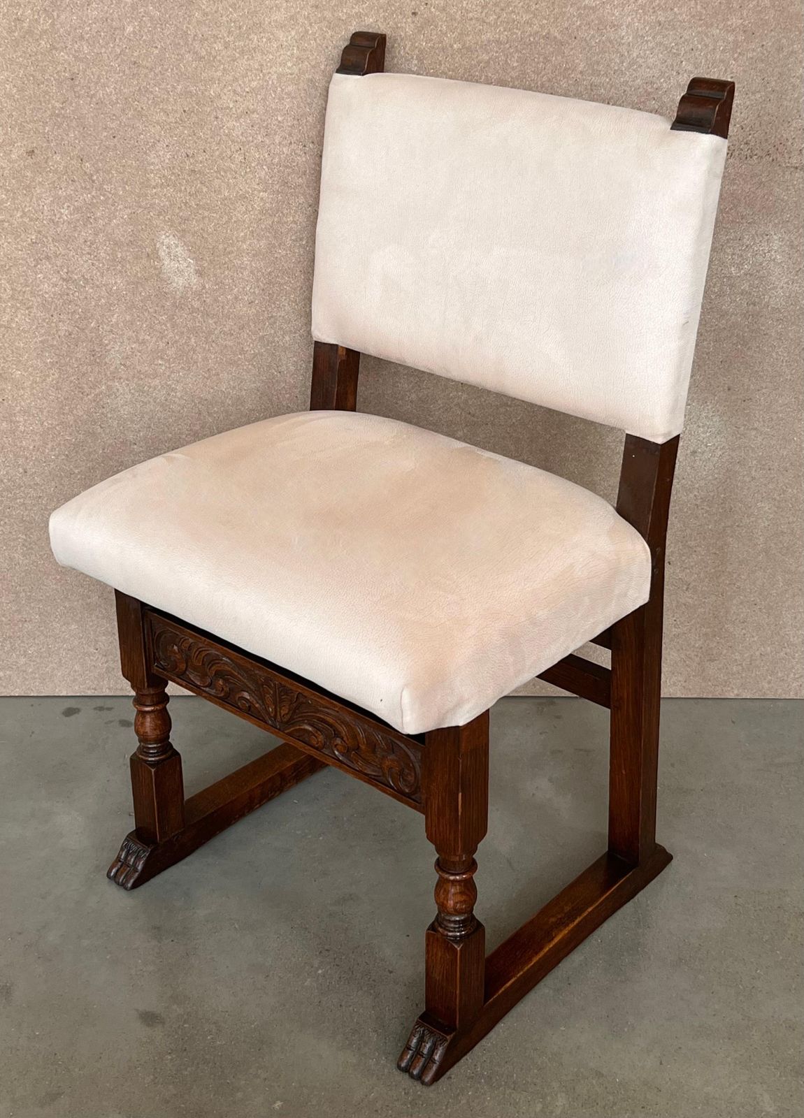 Suite de six chaises de salle à manger espagnoles en noyer sculpté, XIXe siècle photo 4295.0