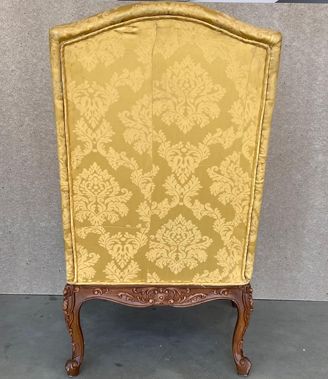 Paire de fauteuils espagnols de style Louis XVI à dossier haut en noyer sculpté, années 1900 photo vintage