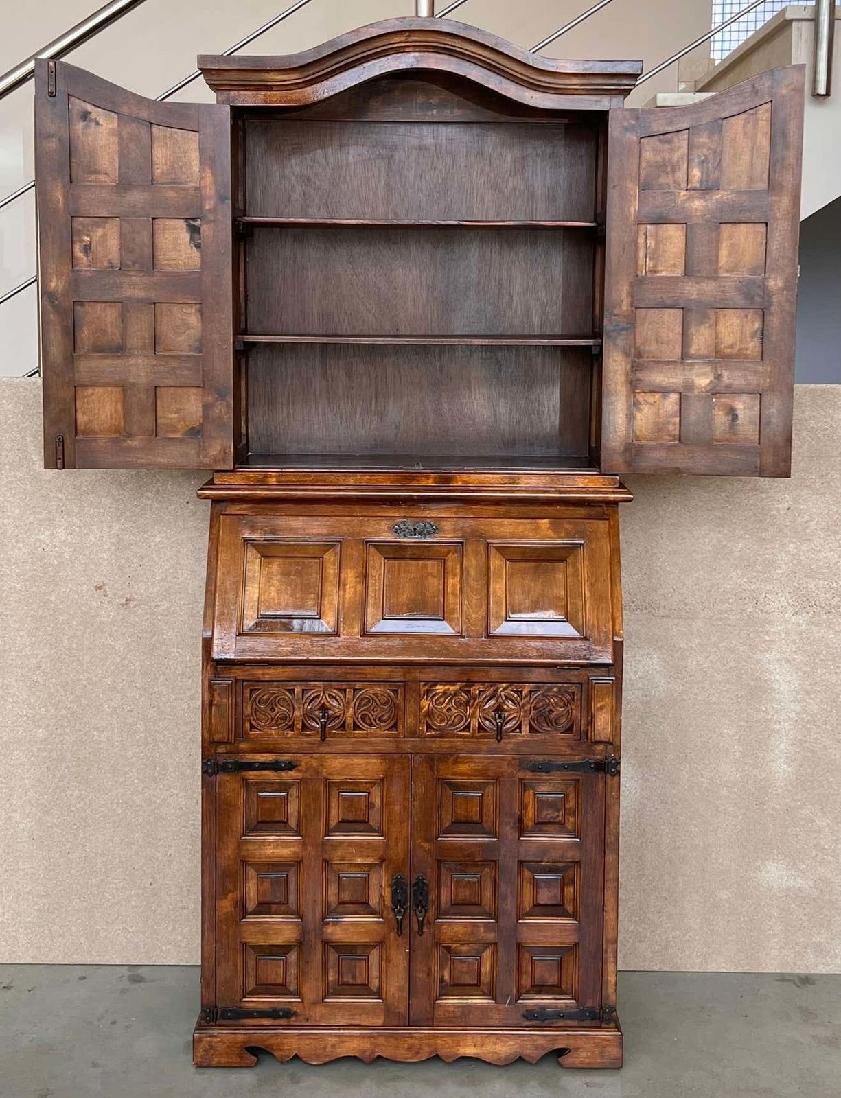Bibliothèque-secrétaire espagnole en noyer, fin du XIXe siècle photo for sale