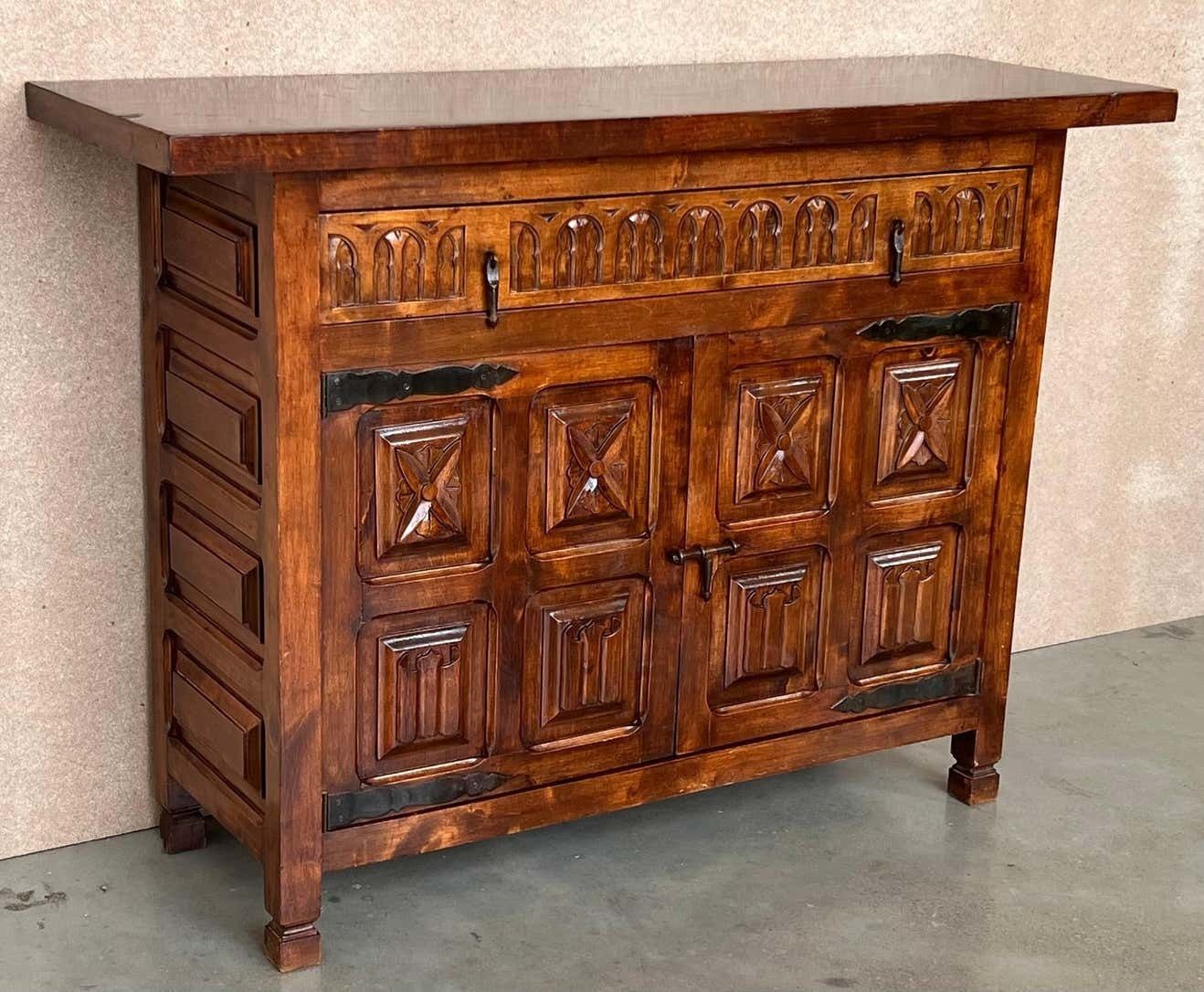 Buffet espagnol du XXe siècle en noyer sculpté, style toscan, un tiroir photo Mobilier
