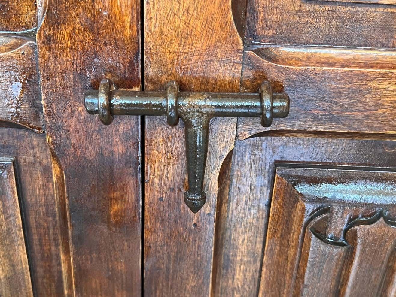 photo vintage Buffet espagnol du XXe siècle en noyer sculpté, style toscan, un tiroir