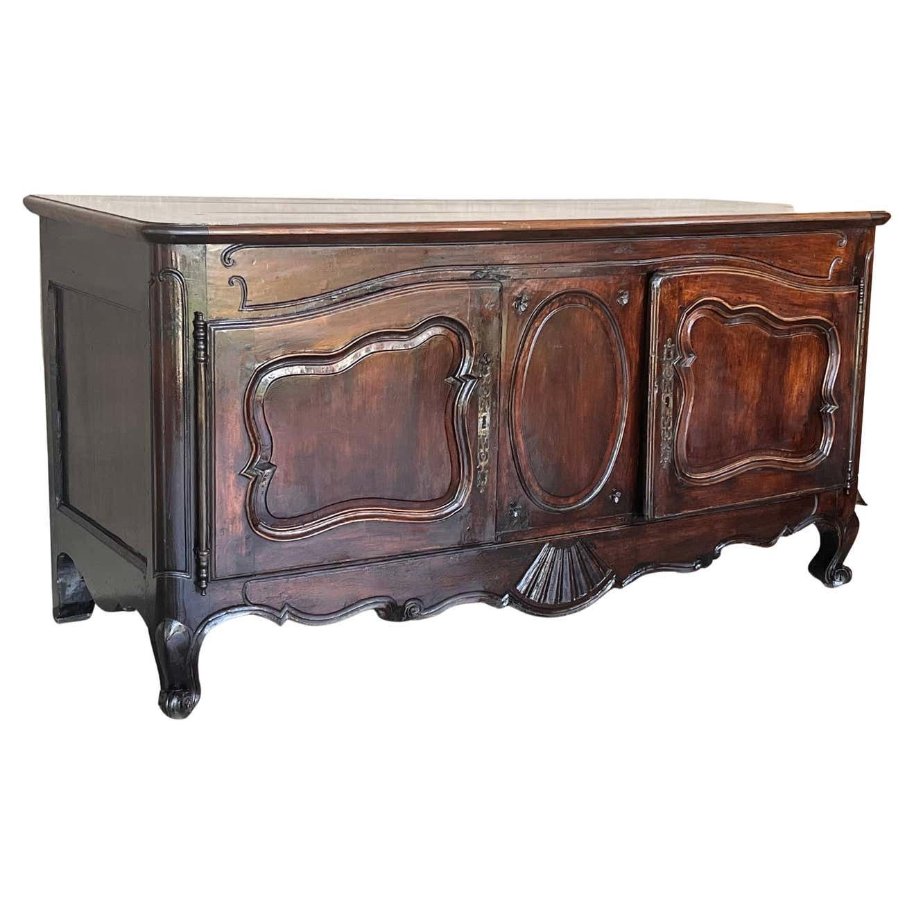 Grand buffet d'époque en noyer sculpté, de style provincial français