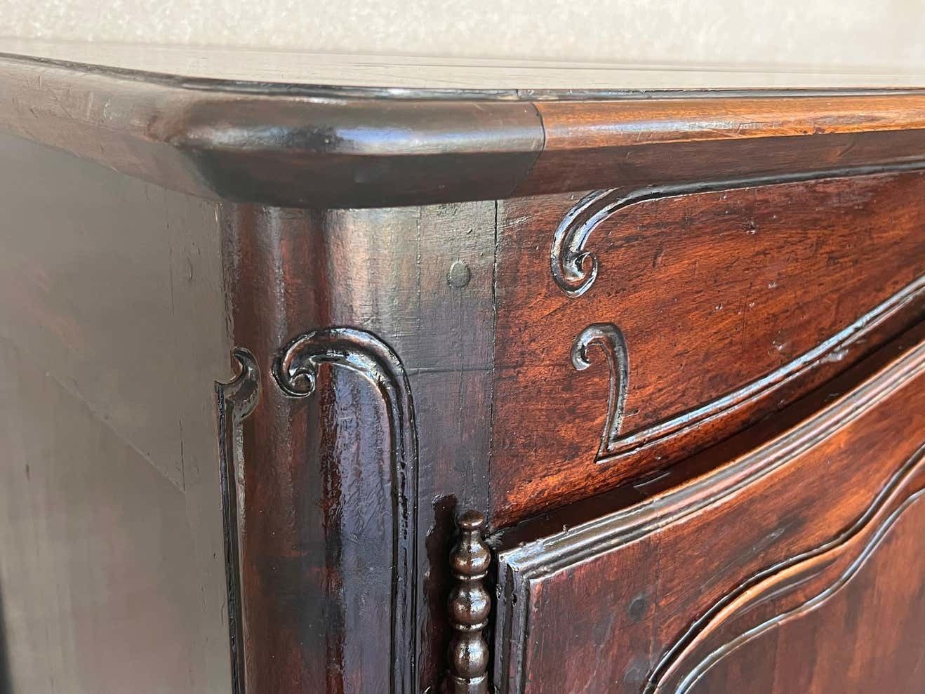photo furniture Grand buffet d'époque en noyer sculpté, de style provincial français