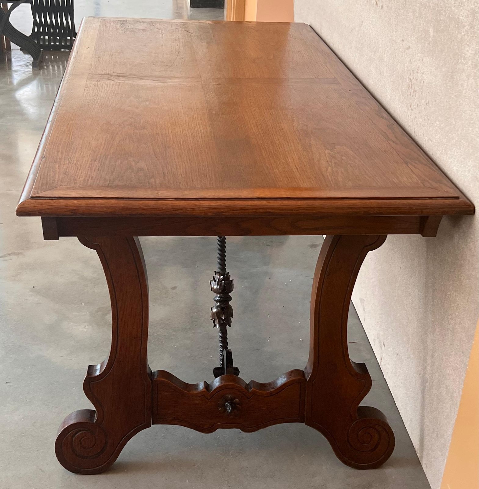 photo for sale Table à manger espagnole en chêne, pieds en lyre sur tréteaux, XXe siècle