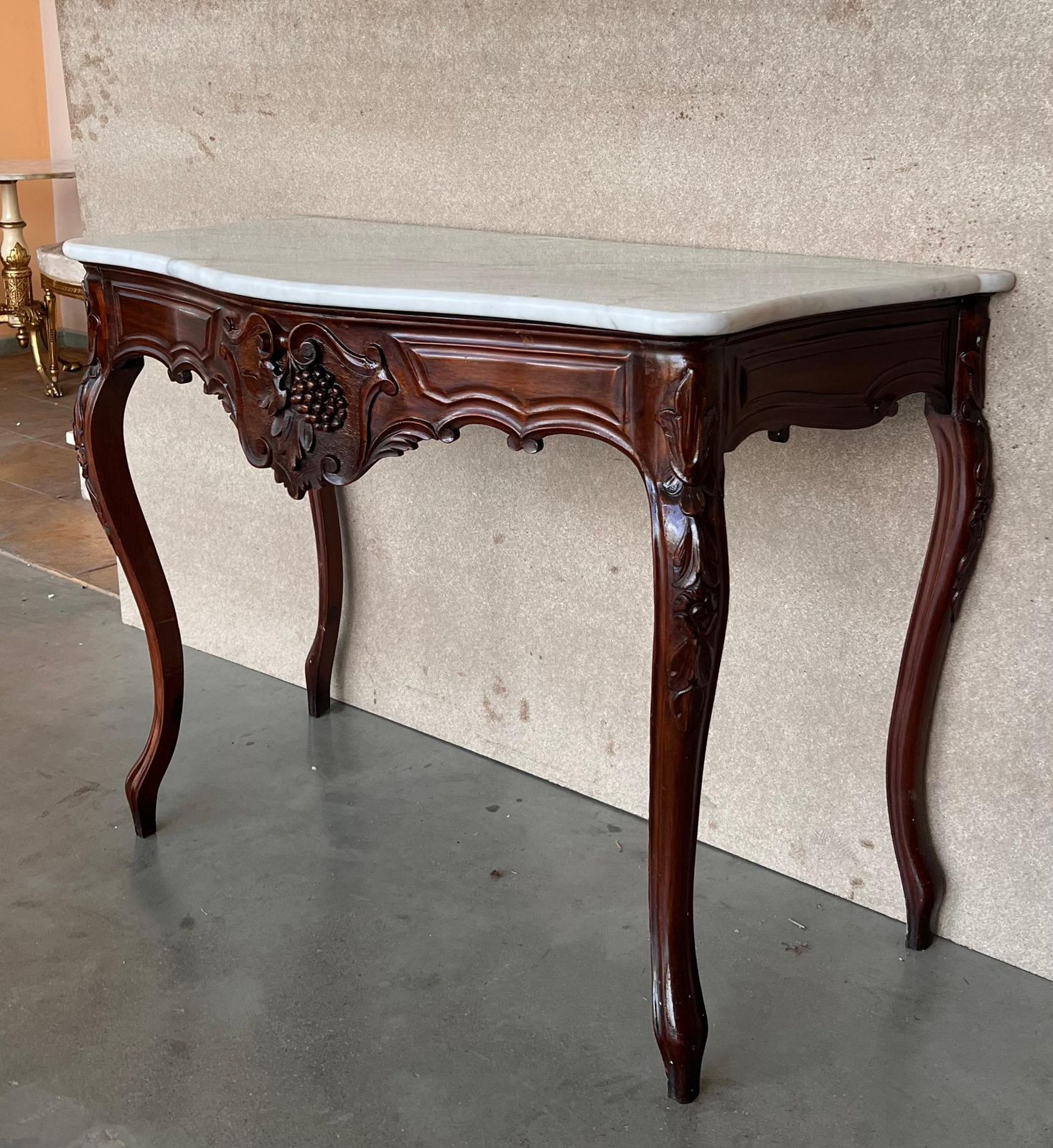 Console de style Régence française en noyer sculpté, plateau en marbre blanc photo 1775.0