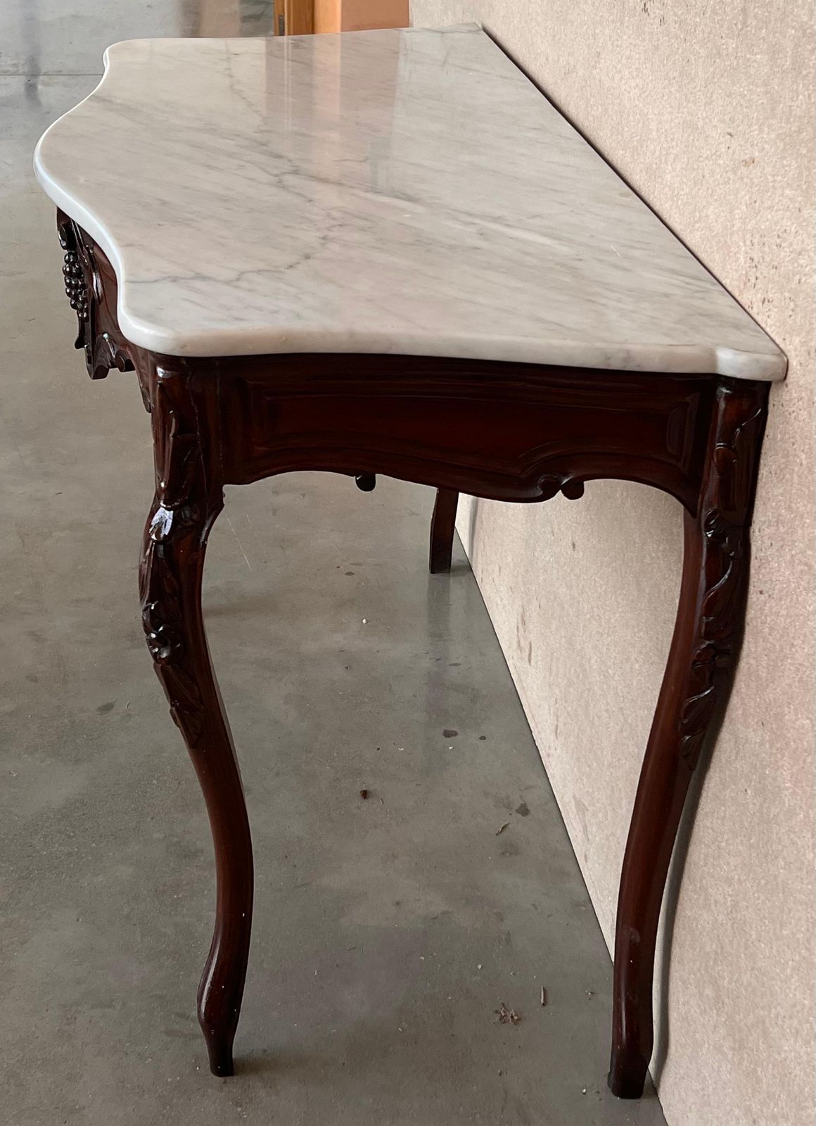 Console de style Régence française en noyer sculpté, plateau en marbre blanc photo vinterior