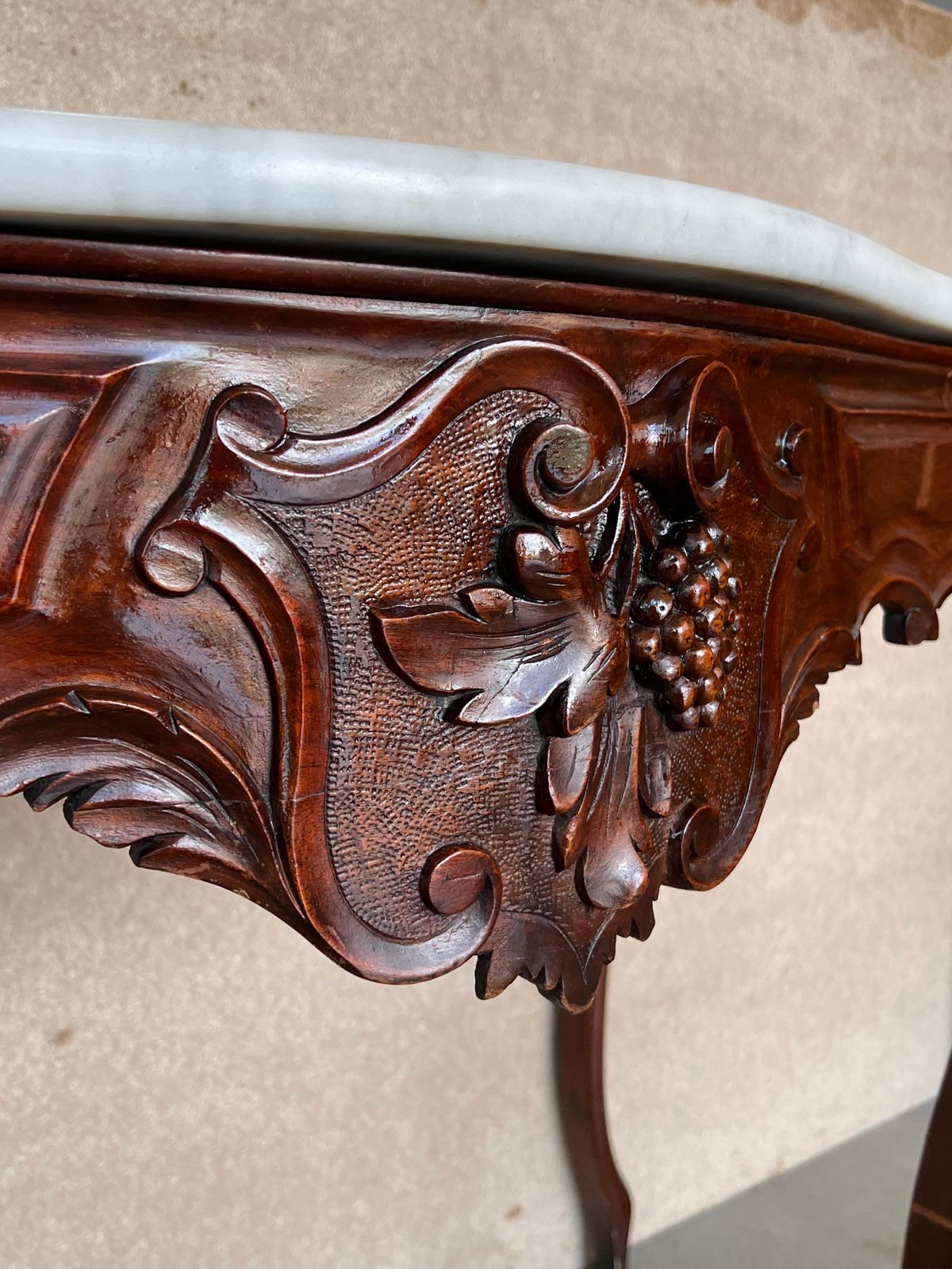 Mobilier Console de style Régence française en noyer sculpté, plateau en marbre blanc photo