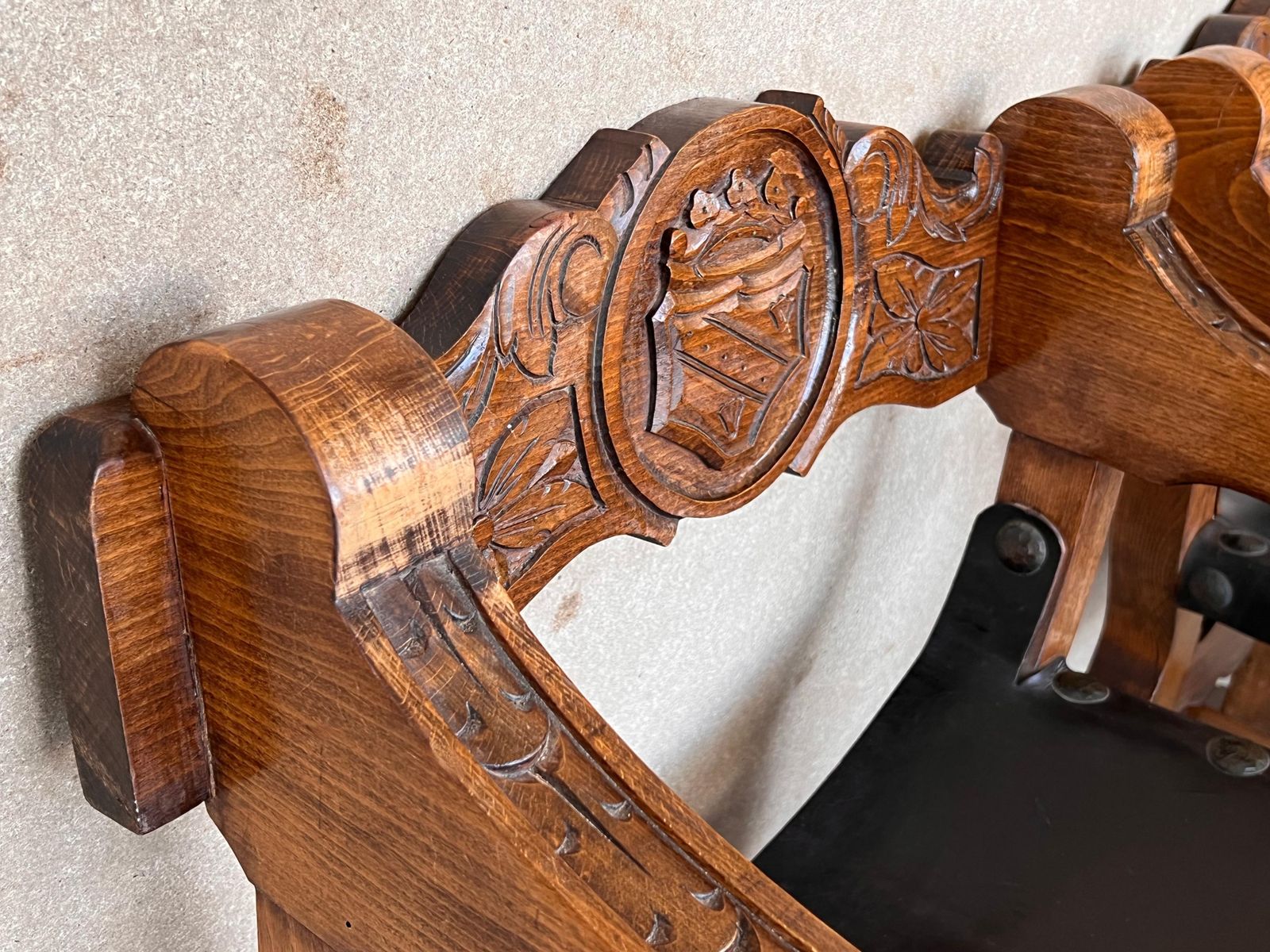 Mobilier Paire de bancs Savonarola en noyer sculpté, XIXe siècle photo