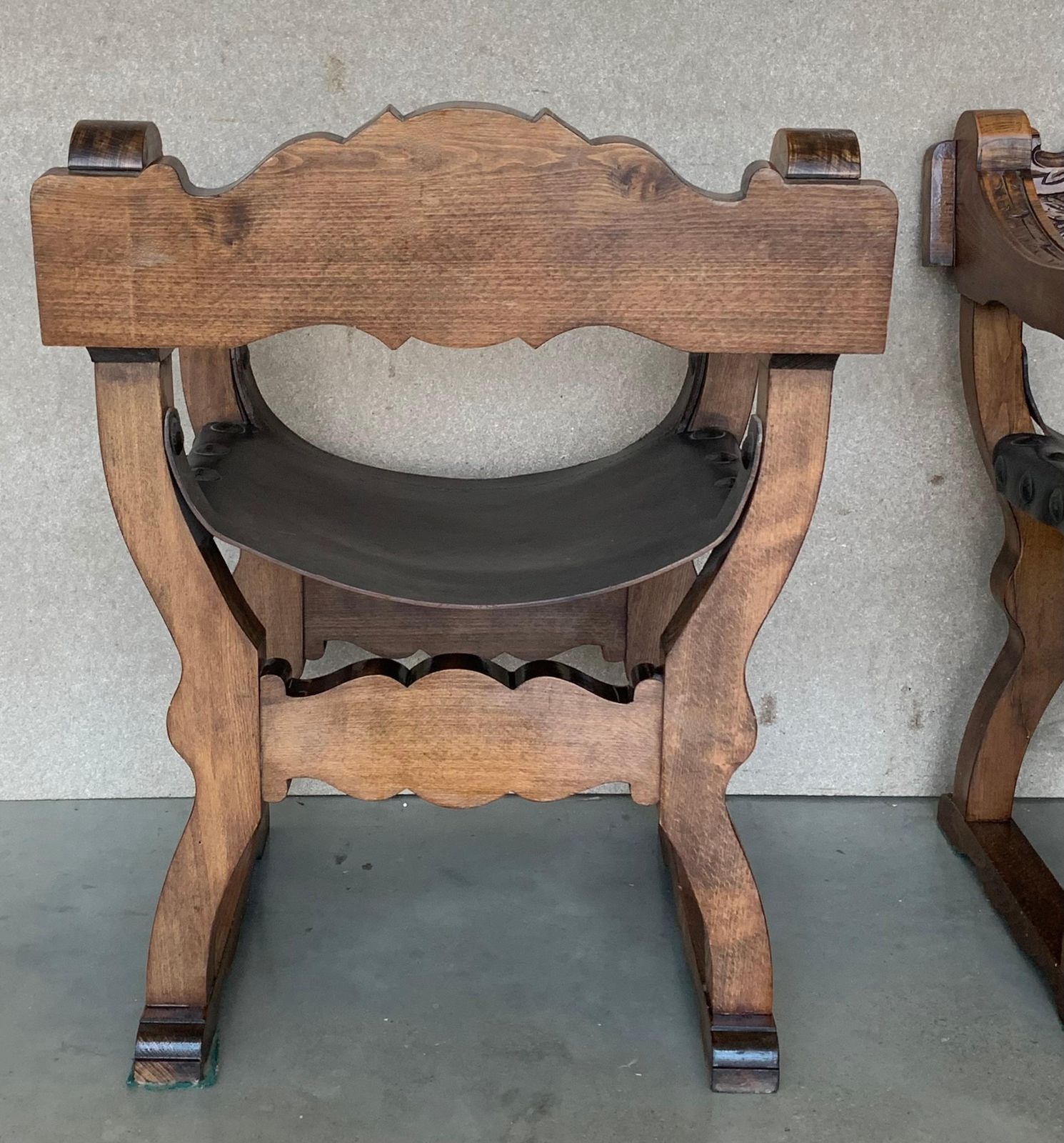 photo vinterior Paire de bancs Savonarola en noyer sculpté, XIXe siècle
