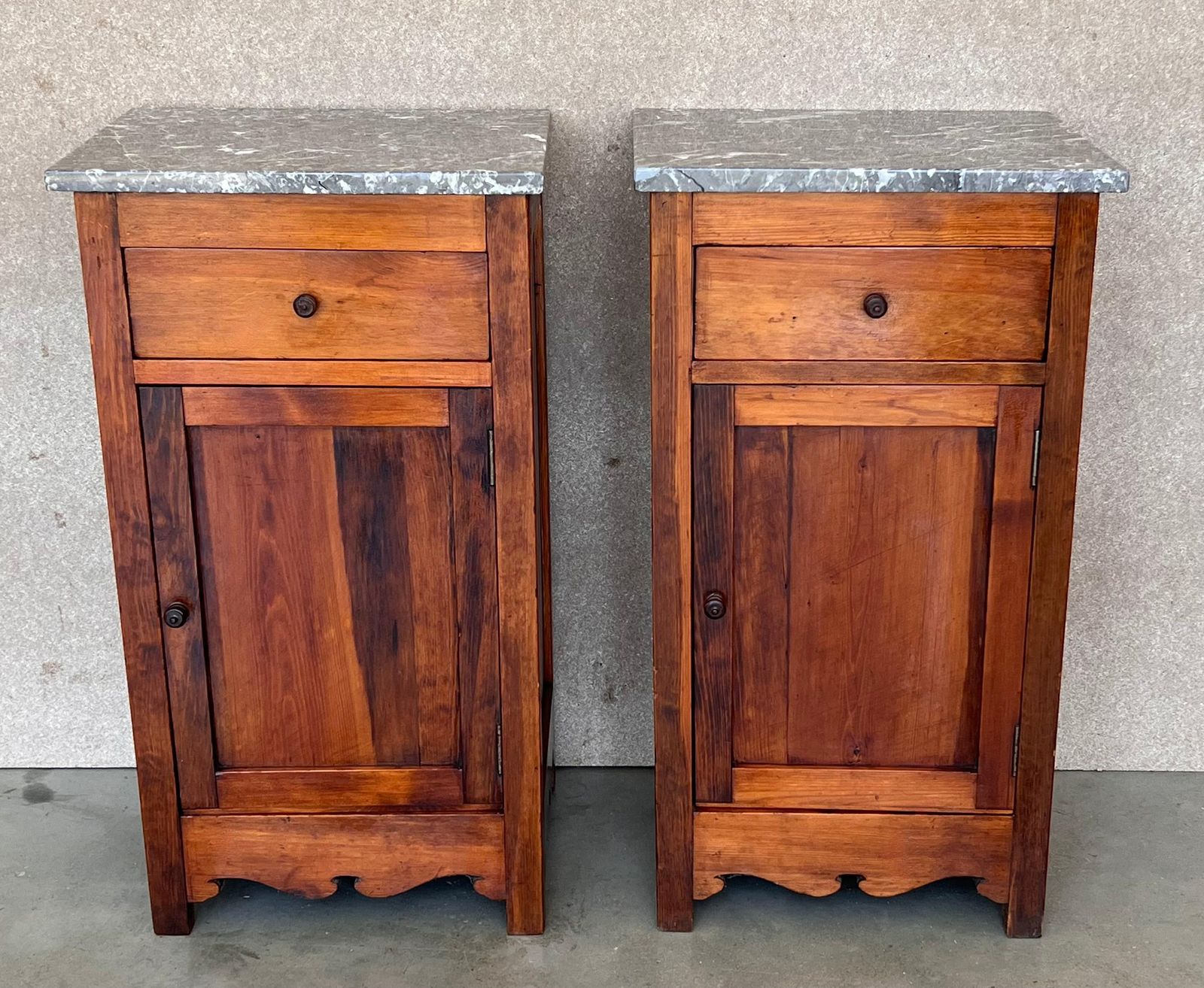 Paire de tables de chevet Biedermeier du XXe siècle, plateau en marbre, un tiroir et une porte photo furniture