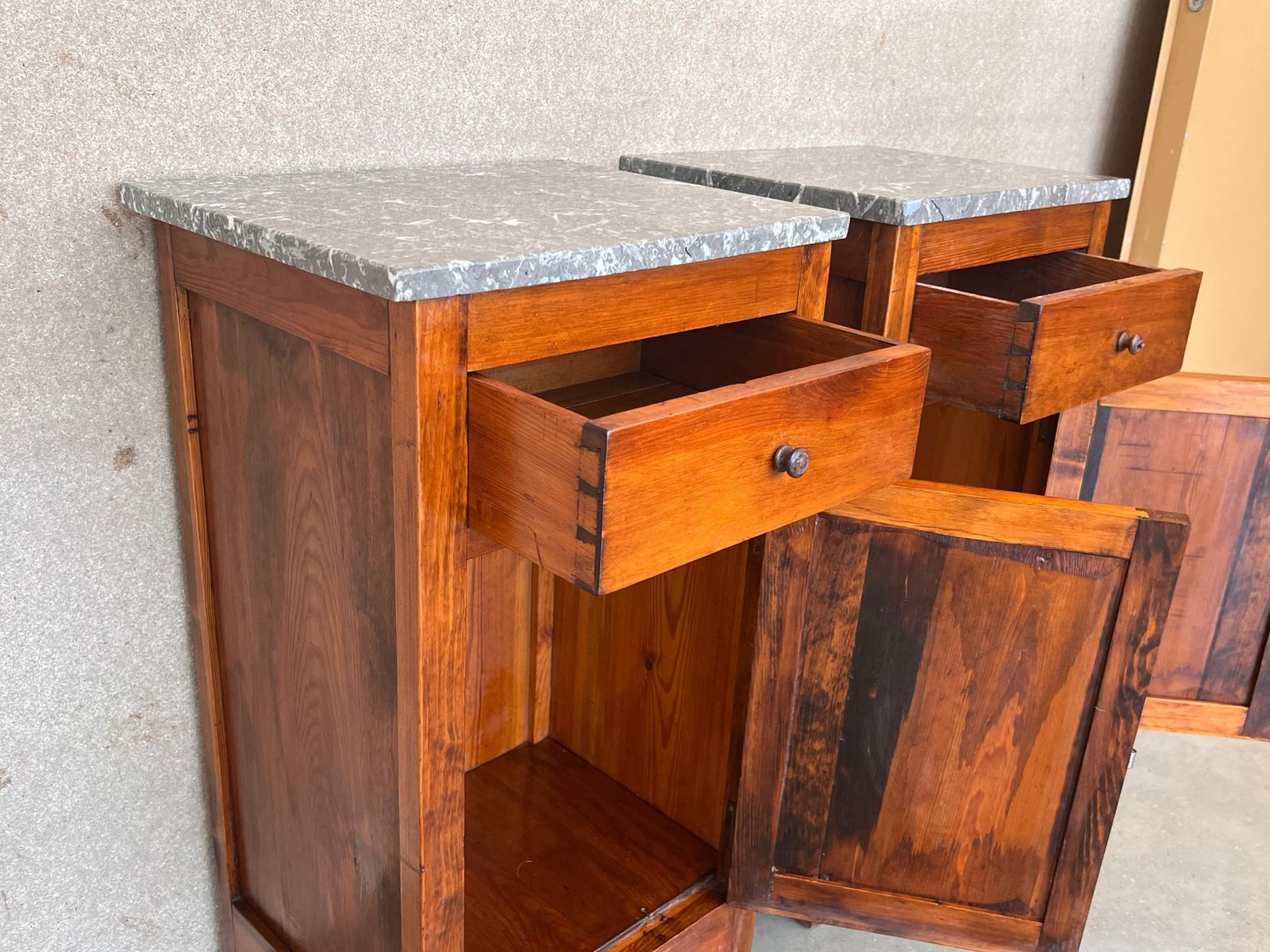 Paire de tables de chevet Biedermeier du XXe siècle, plateau en marbre, un tiroir et une porte photo buy