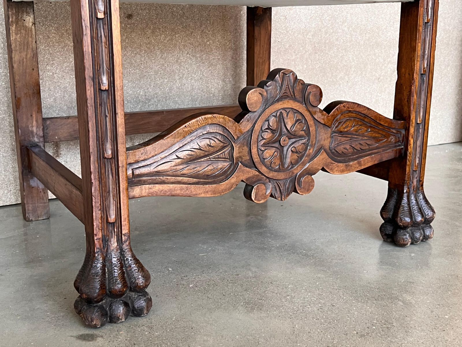 Fauteuil d'époque XIXe siècle en noyer sculpté, pieds tournés et griffes sculptées photo buy