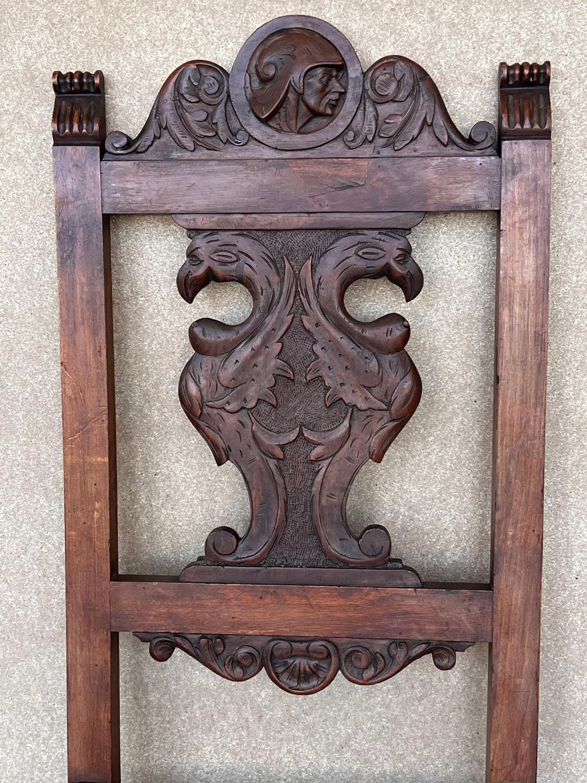 Ensemble de quatre chaises françaises en noyer sculpté, pieds tournés et griffes, XIXe siècle photo vintage