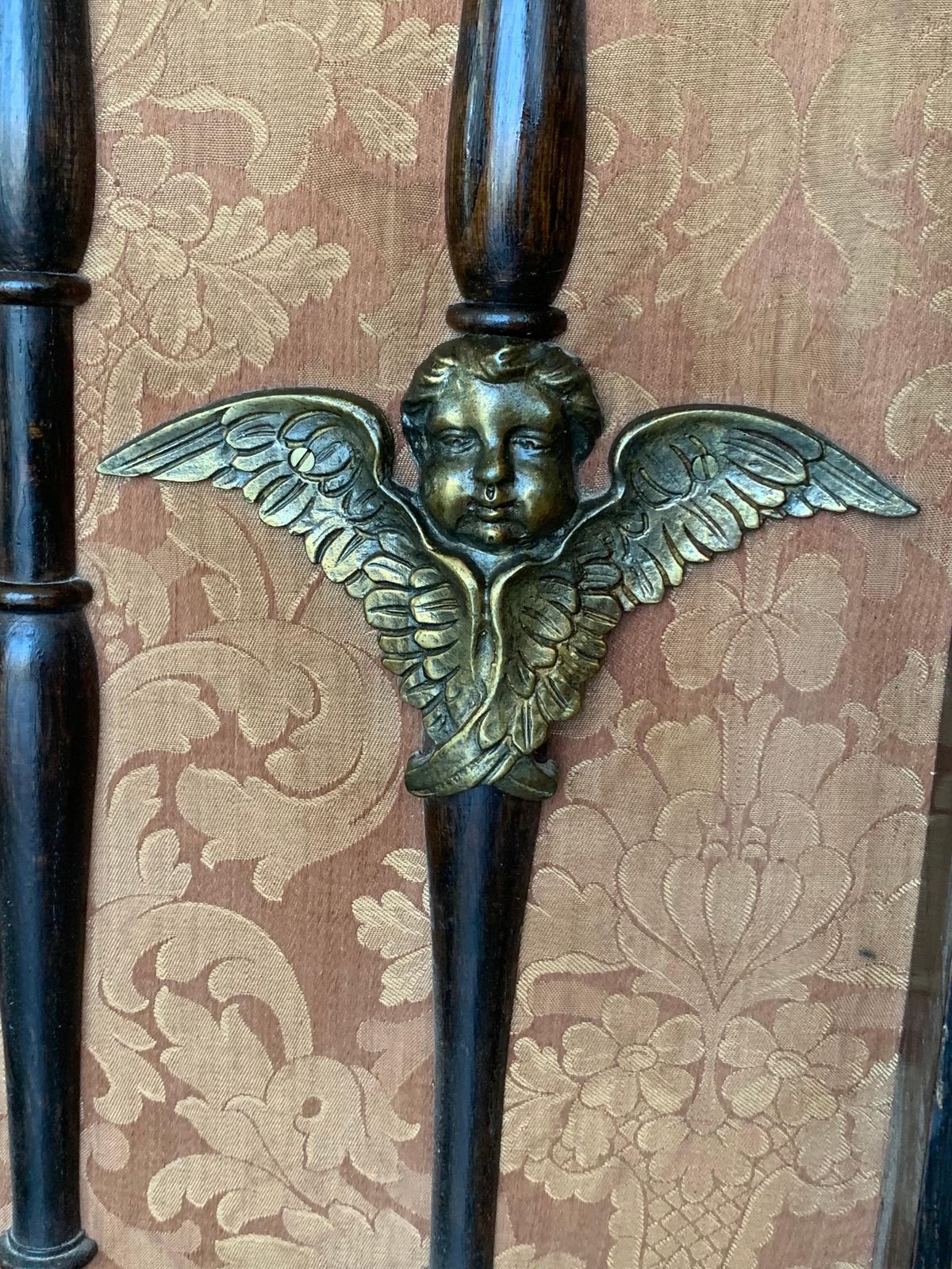 Mobilier Grand portemanteau espagnol en noyer massif sculpté, XIXe siècle photo