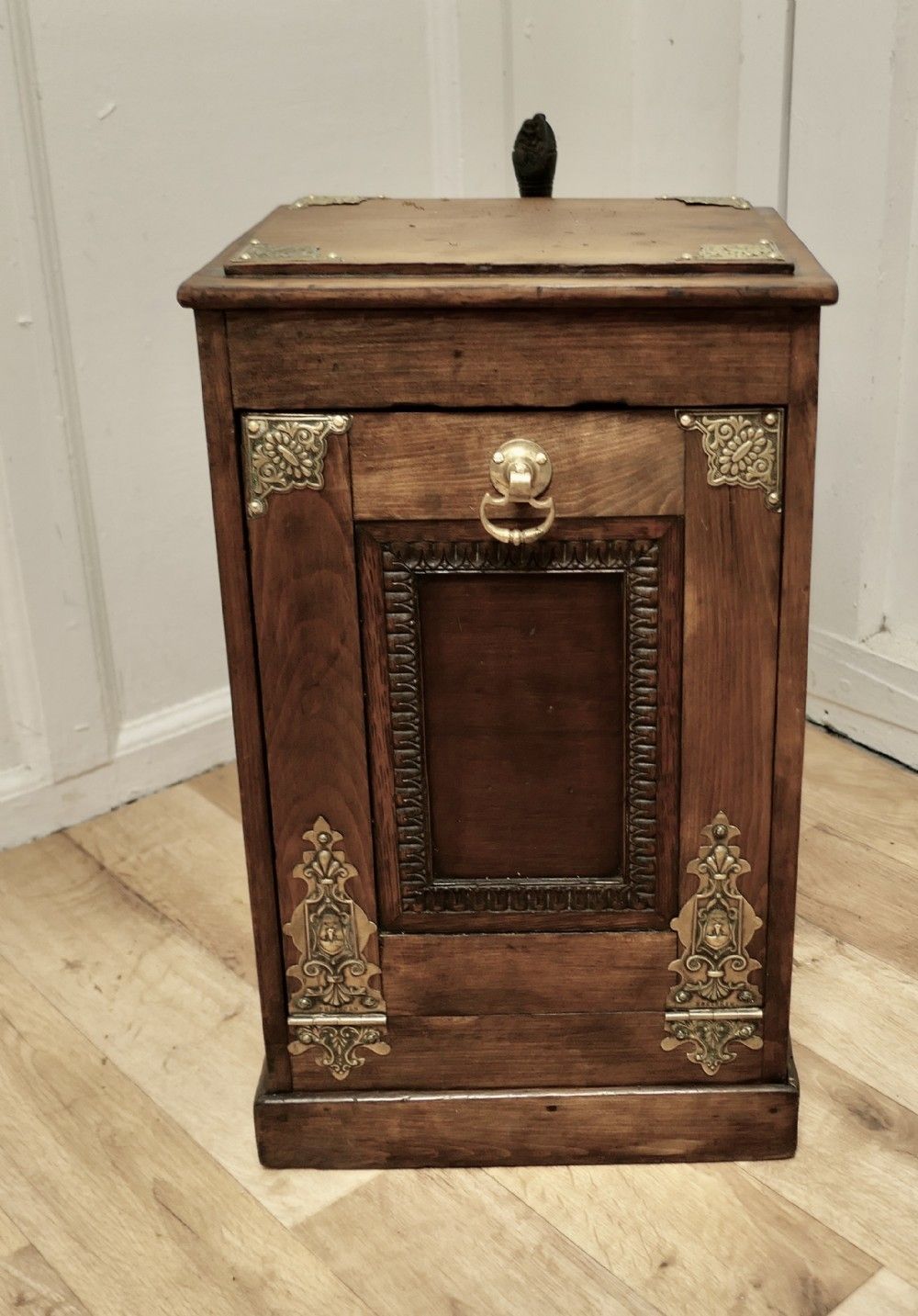 Unusual Arts And Crafts Dark Pine Purdonium, Coal Box