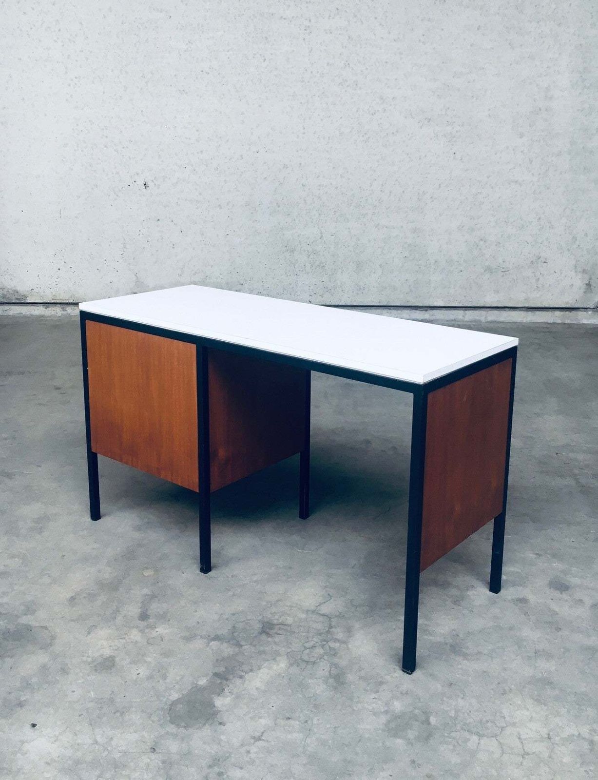 photo buy Mid Century Modern Bureau, Nederlands Design, Jaren 1960