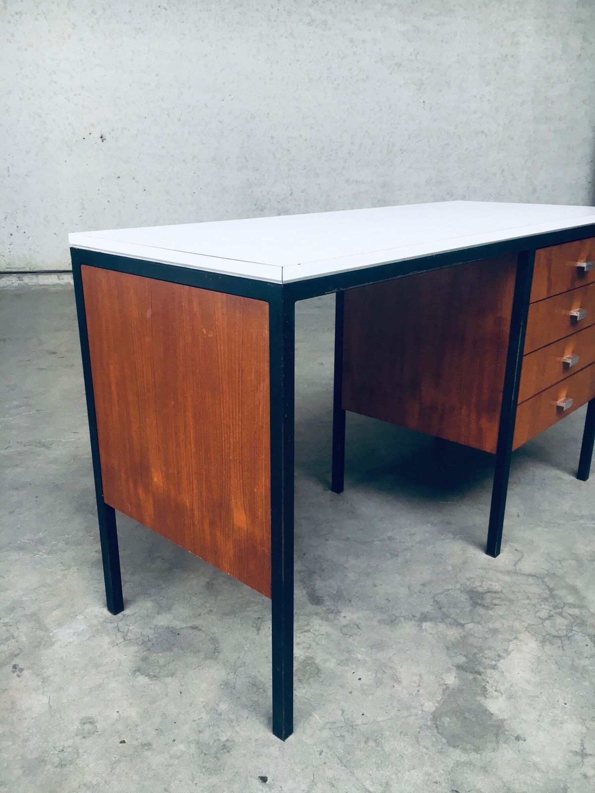 photo vintage Mid Century Modern Bureau, Nederlands Design, Jaren 1960