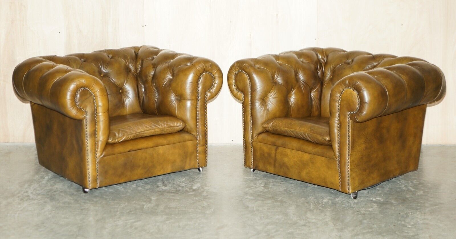 photo furniture Vintage Chesterfield Club 3 Piece Sofa & Pair Of Armchairs Suite Green Leather