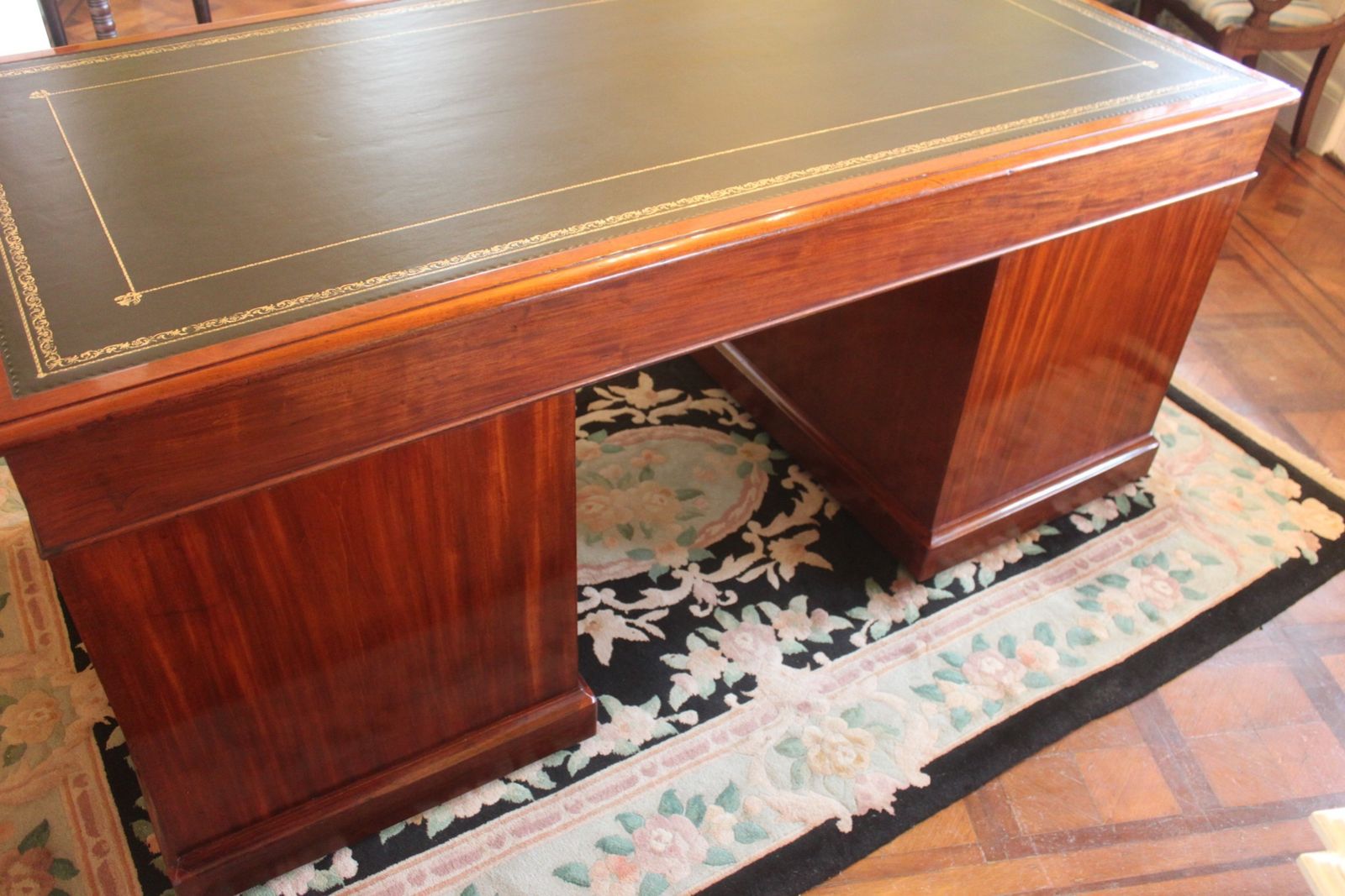 photo vinterior An Unusually Large Early 19th Century Pedestal Desk