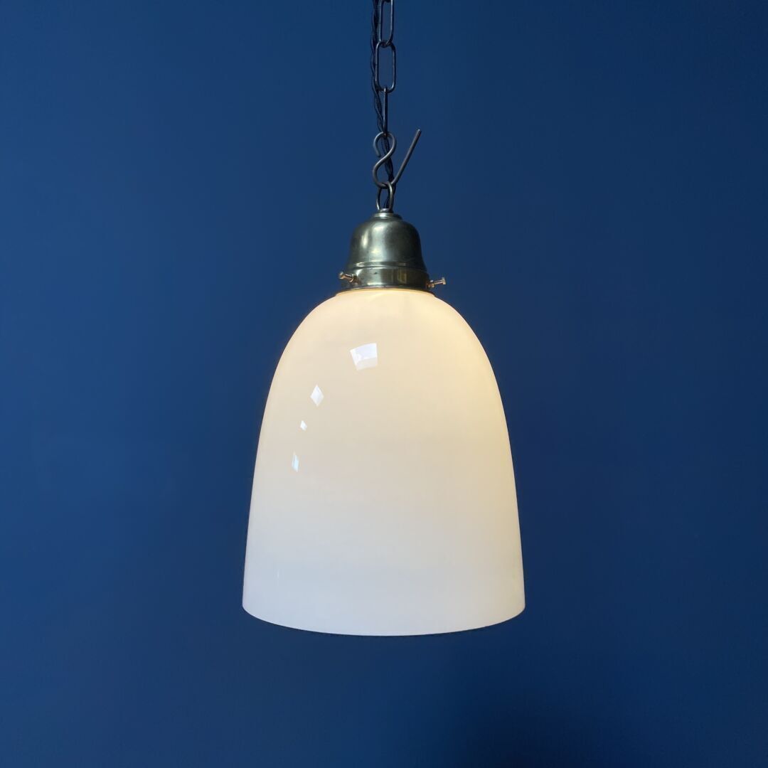 Hoge Opaline Glazen Hanglamp Met Messing Armatuur photo for sale